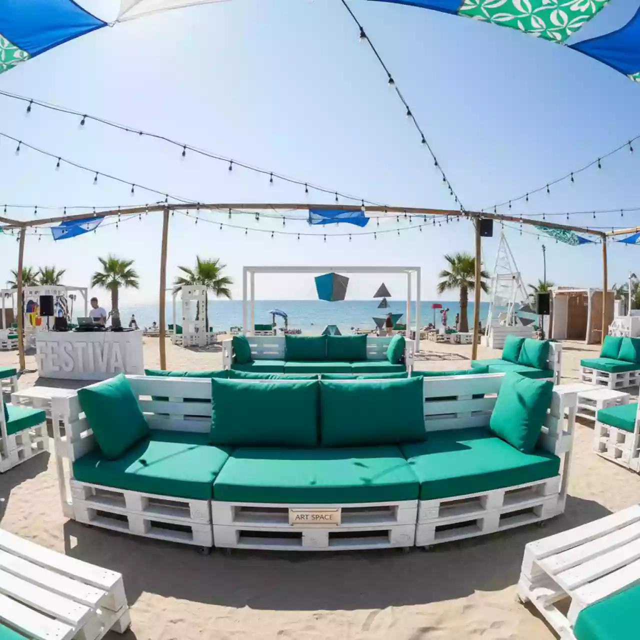 Аренда Диван паллетный модульный белый с зелеными подушками в пляжном комплексе VinoGrad — ART SPACE