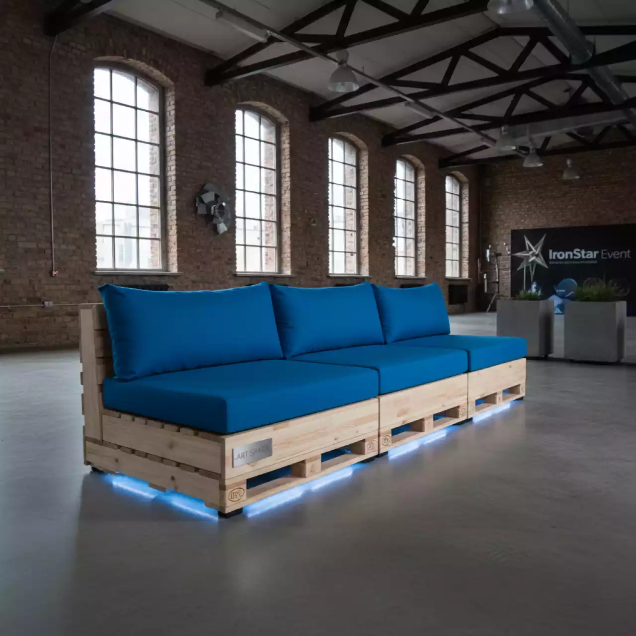 Аренда Диван паллетный модульный деревянный с синей подушкой в лофте «Студия 21» — ART SPACE