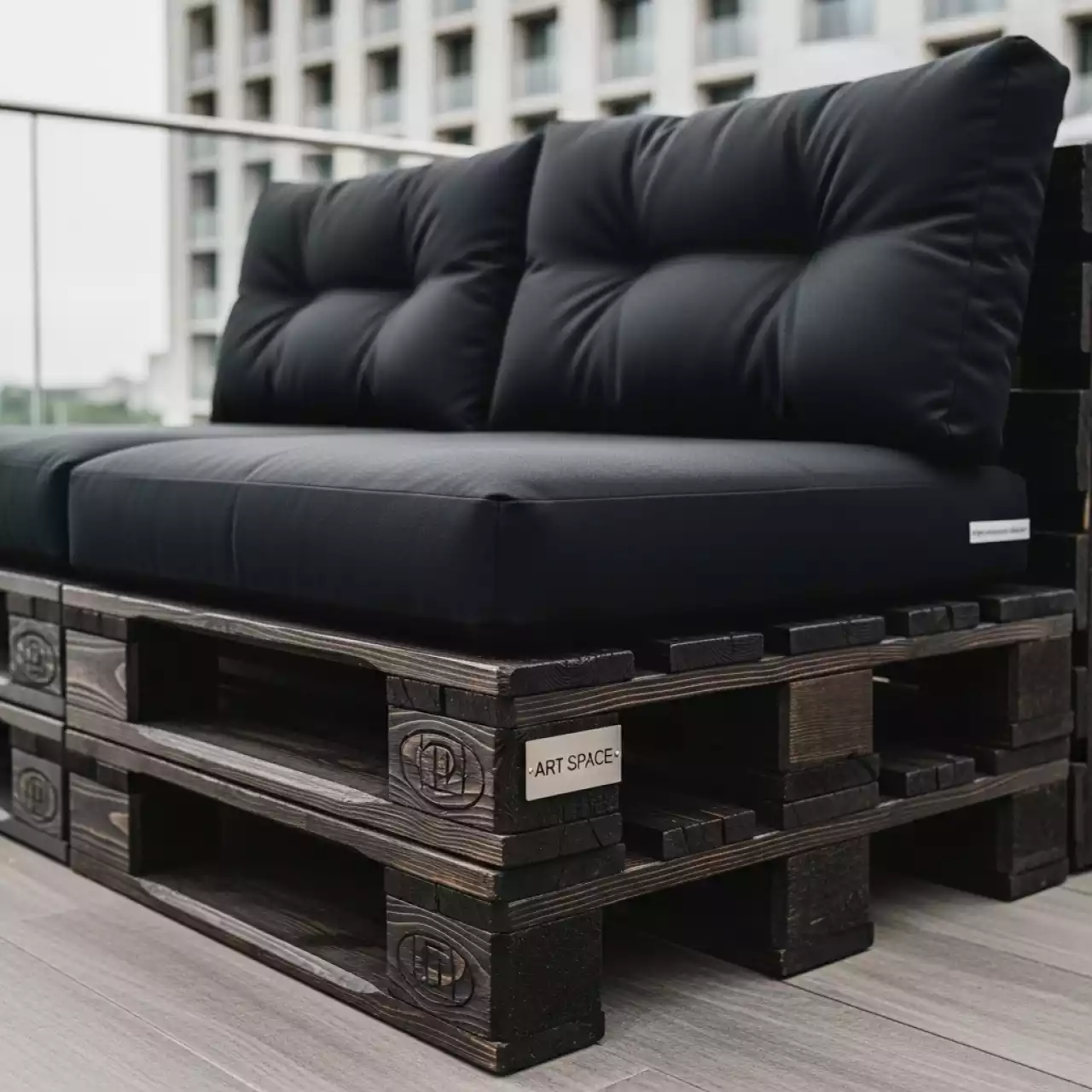 Аренда Диван паллетный модульный из обожженного дерева с черными подушками в Mercure Сочи Центр — ART SPACE