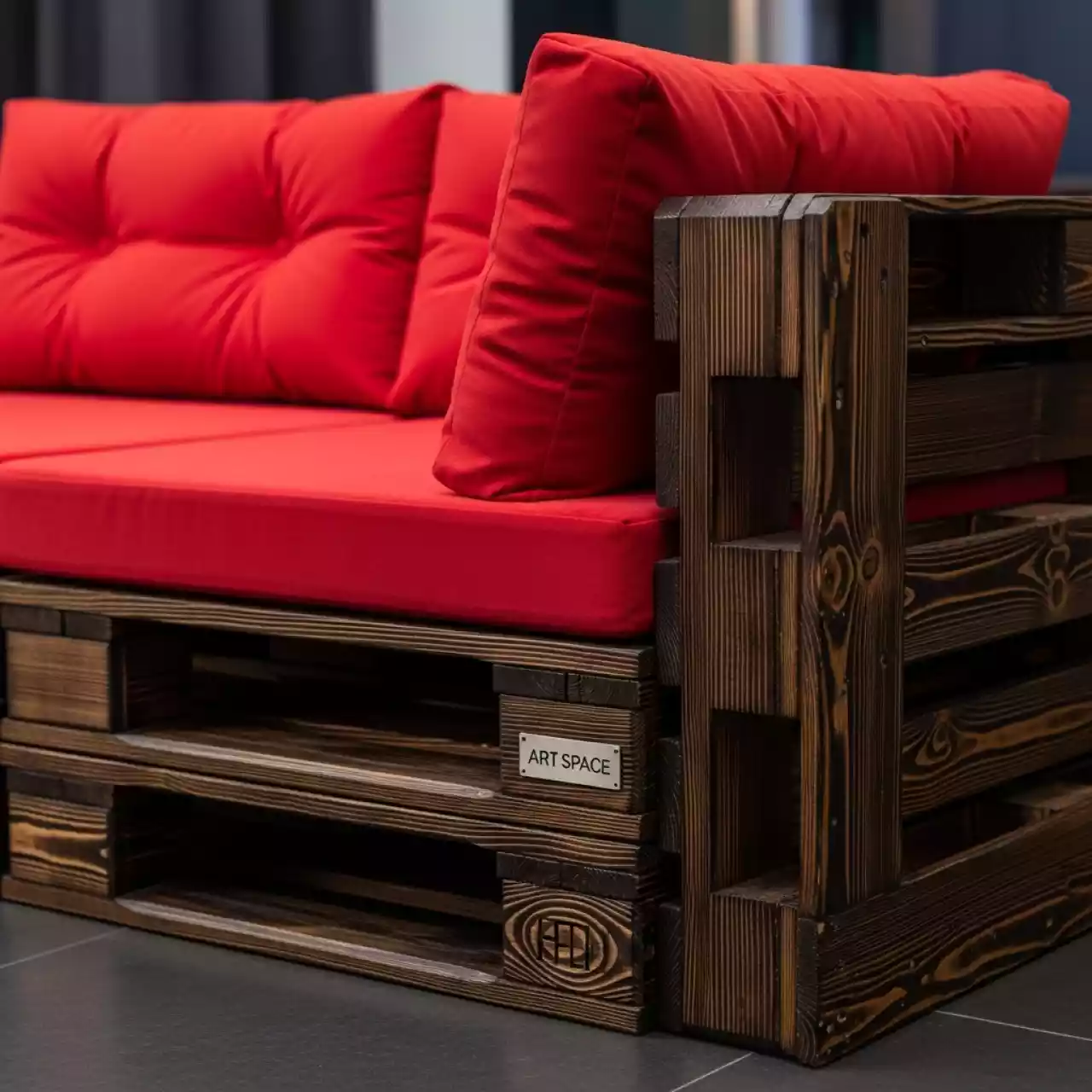 Аренда Диван паллетный модульный из обожженного дерева с красными подушками в казино «Сочи» — ART SPACE