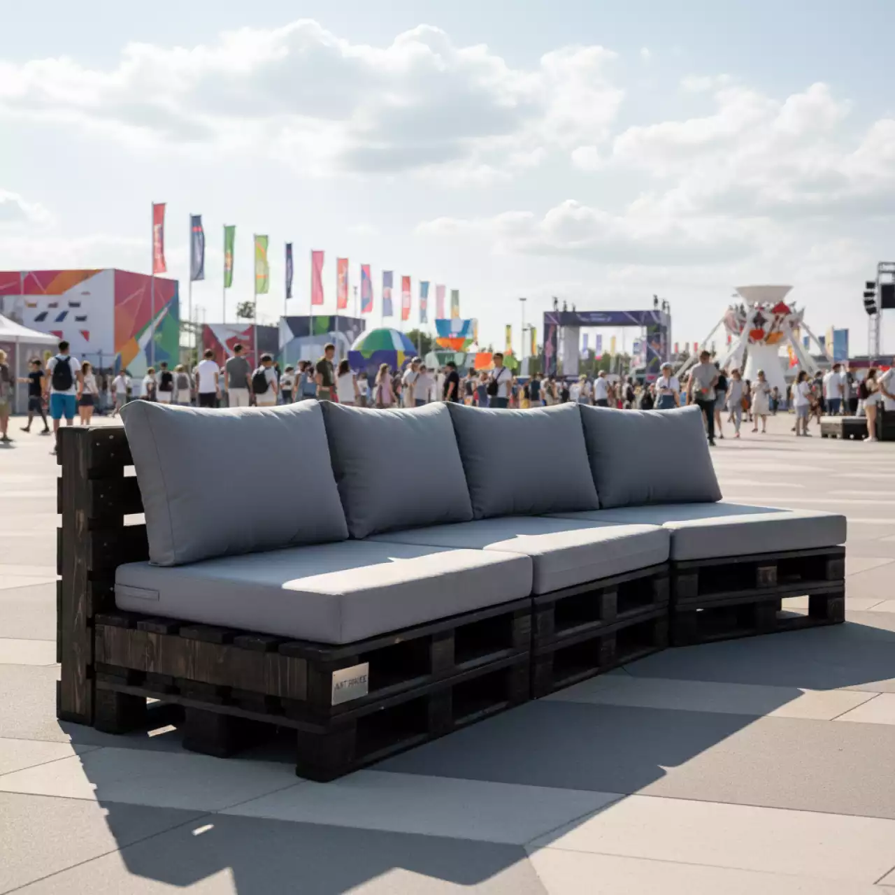 Аренда Диван паллетный модульный из обожженного дерева с серыми подушками на Медальной площади — ART SPACE