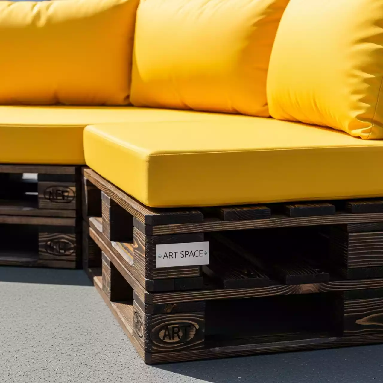 Аренда Диван паллетный модульный из обожженного дерева с желтыми подушками в санатории «Сочи» — ART SPACE
