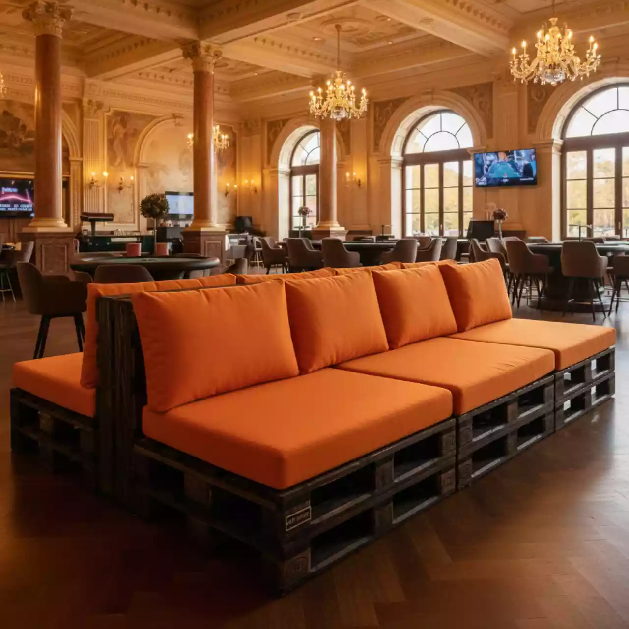 Аренда Диван паллетный модульный обожженное дерево с оранжевыми подушками в казино «Сочи» — ART SPACE