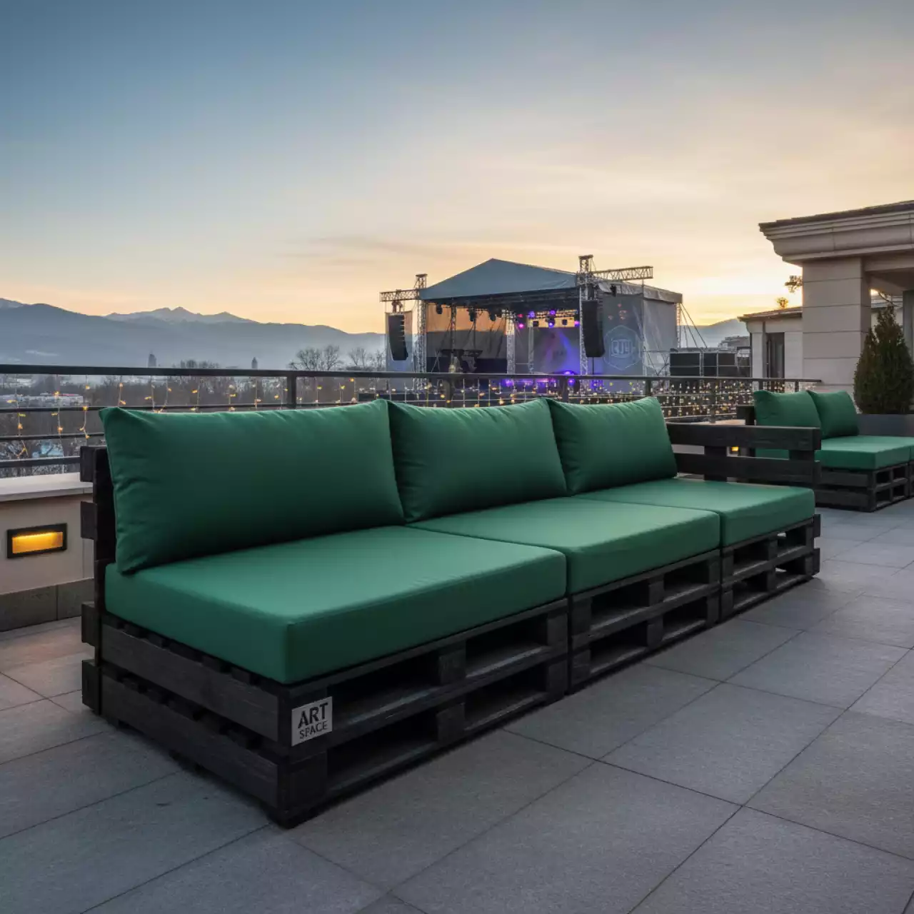 Аренда Диван паллетный модульный обожженный с зеленой подушкой в Гранд Отель Сочи — ART SPACE