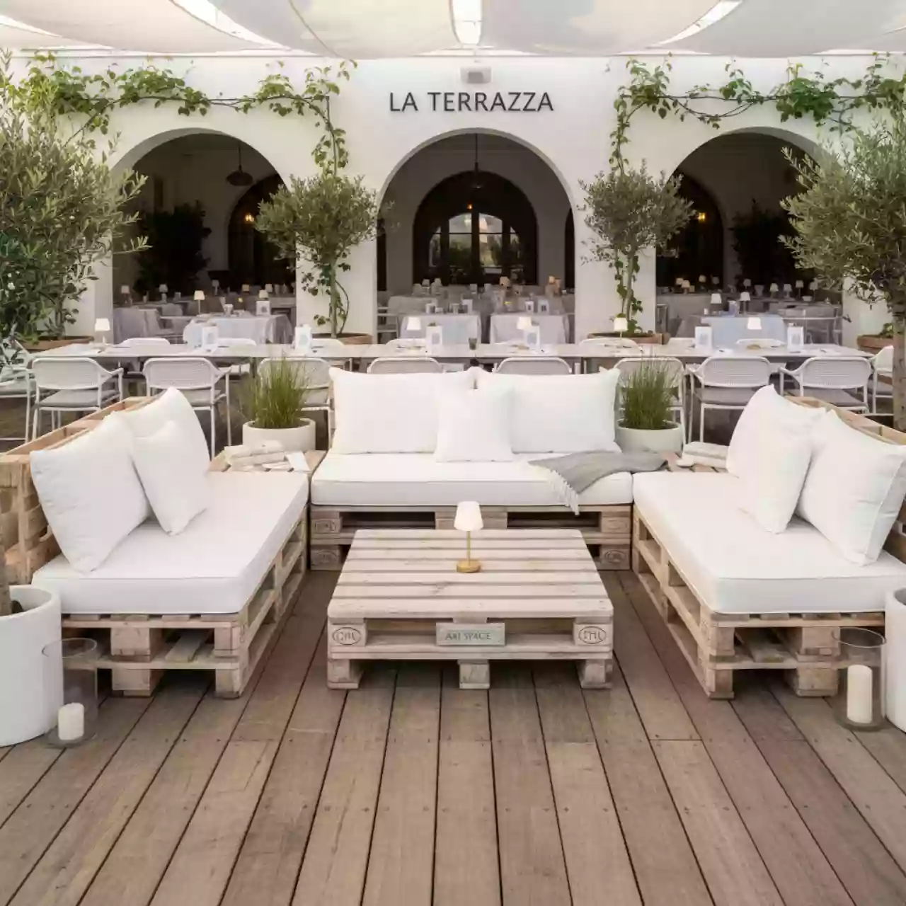 Аренда Диван паллетный модульный с белыми подушками в ресторане «La Terrazza» — ART SPACE