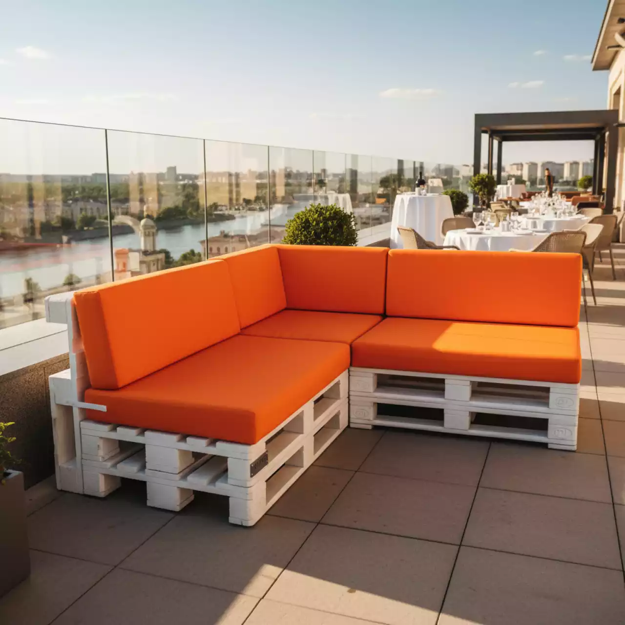 Аренда Диван паллетный угловой белый с оранжевыми подушками в ресторане «D.O.M» — ART SPACE