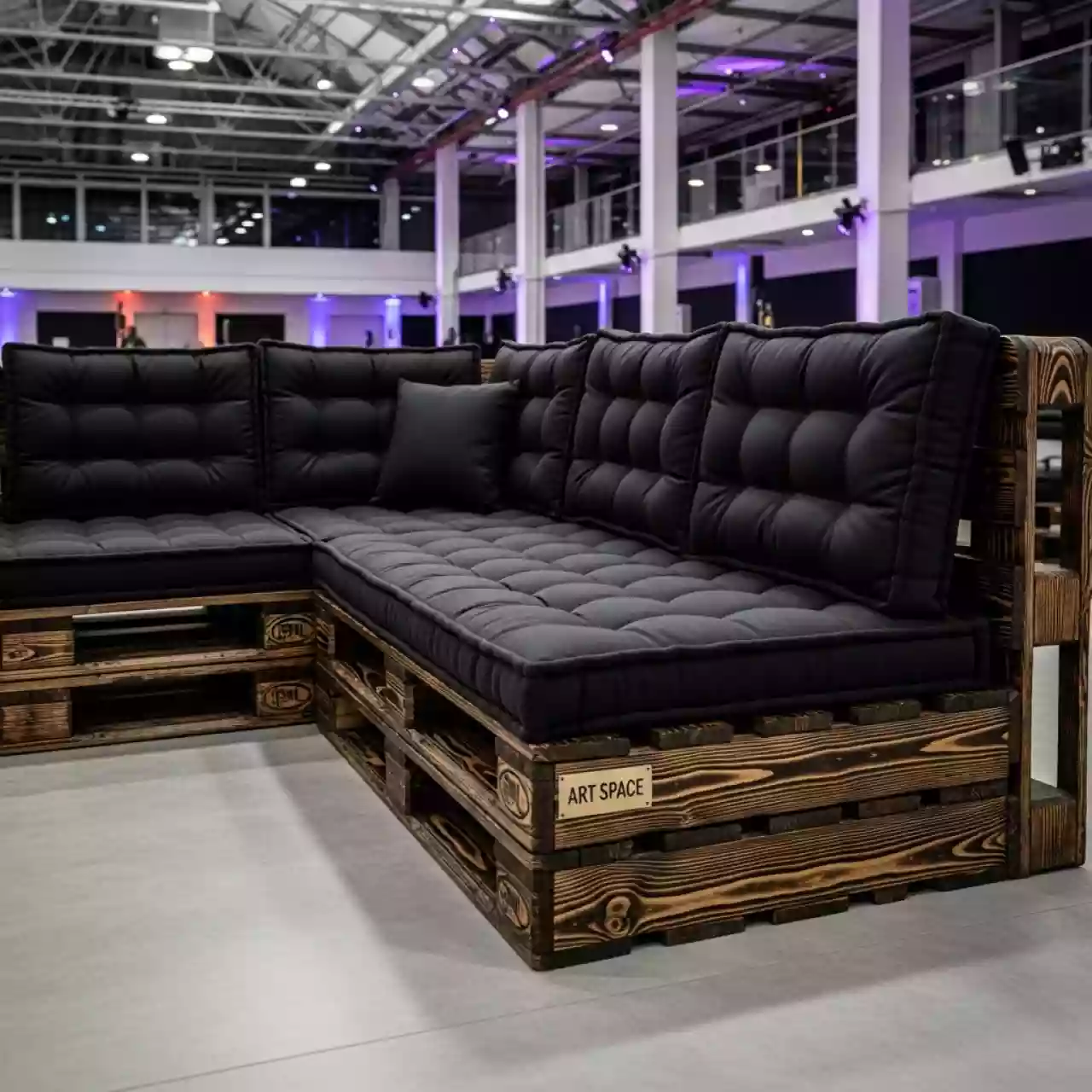 Аренда Диван паллетный угловой из обожженного дерева с черными подушками в Керлинговом центре «Ледяной куб» — ART SPACE