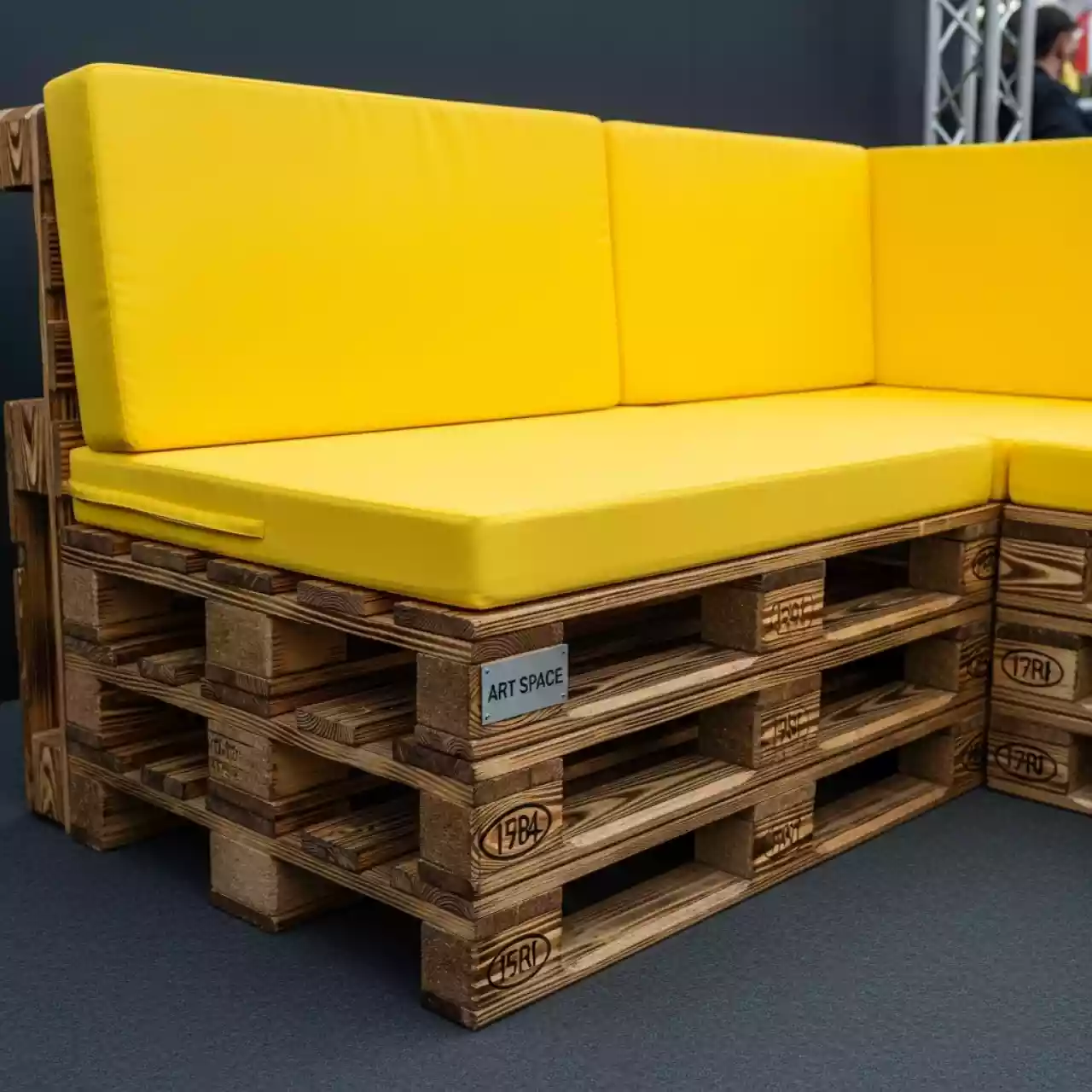 Аренда Диван паллетный угловой из обожженного дерева с желтыми подушками в ресторане «Магадан» — ART SPACE
