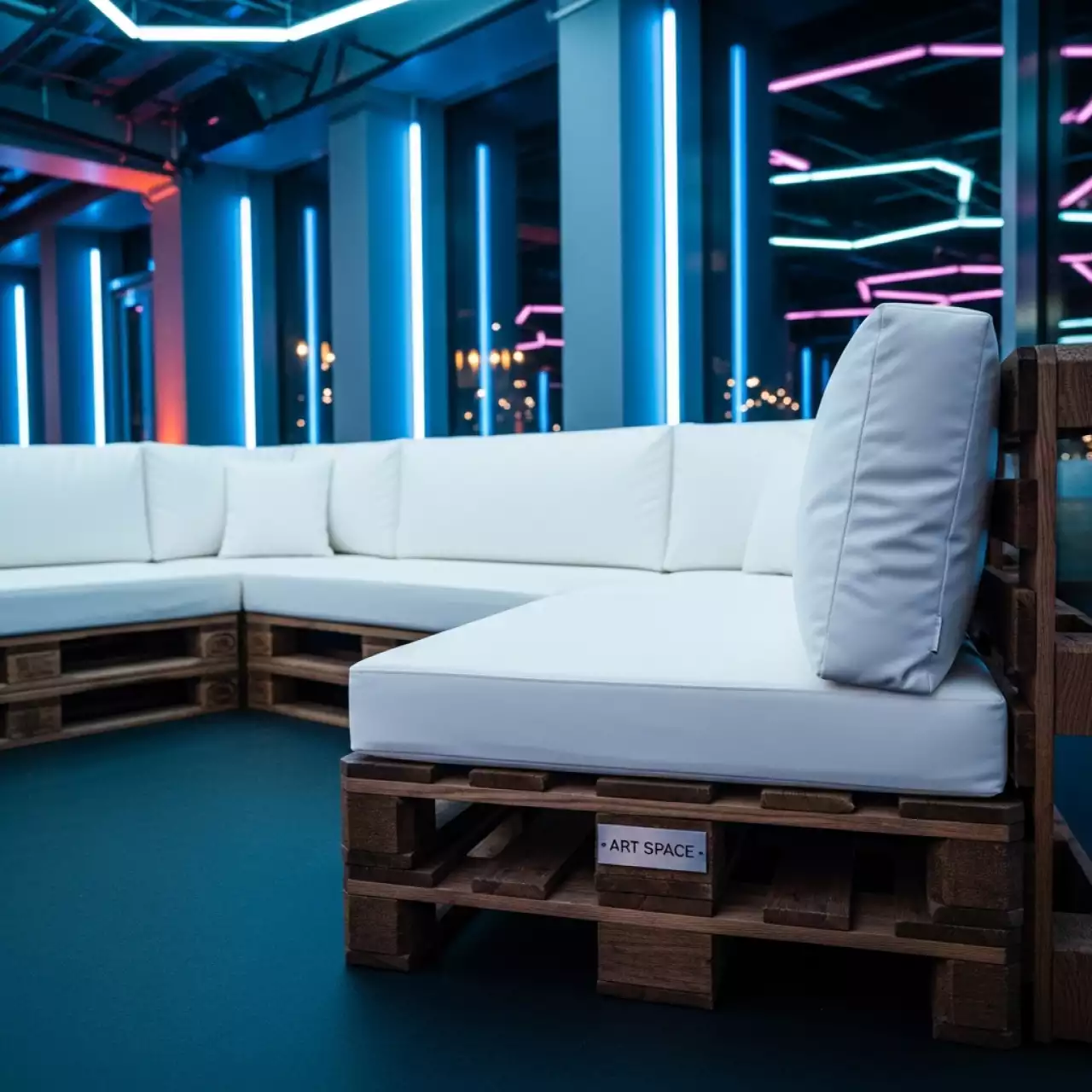 Аренда Диван паллетный угловой с белыми подушками в Mantera Supreme — ART SPACE