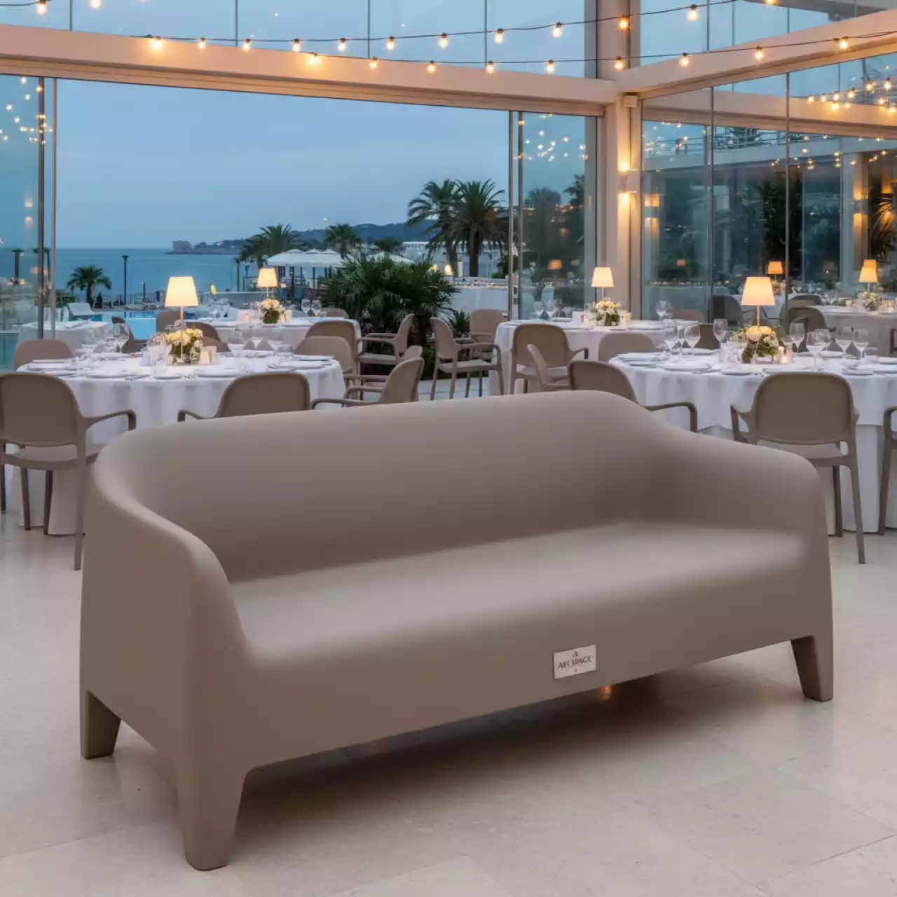 Аренда Диван пластиковый Coccolona тортора в отеле Radisson Lazurnaya — ART SPACE