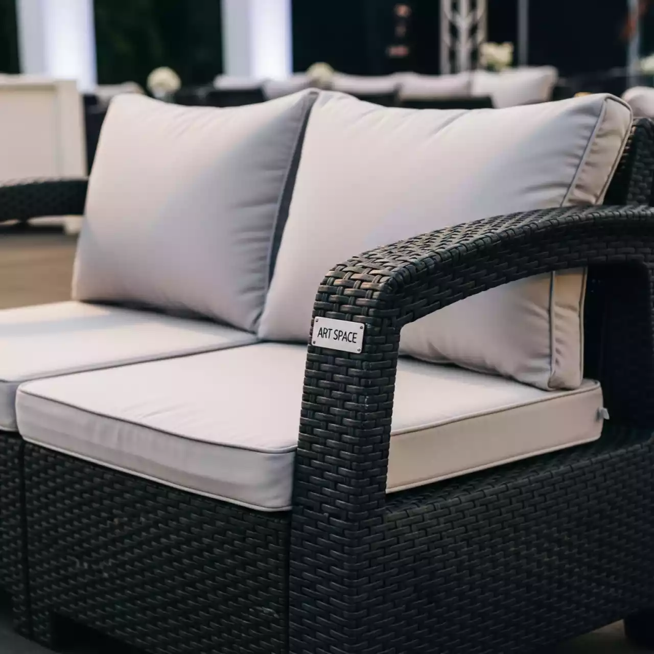 Аренда Диван пластиковый плетеный двухместный с подушками Monaco Lounge в Mantera Supreme — ART SPACE