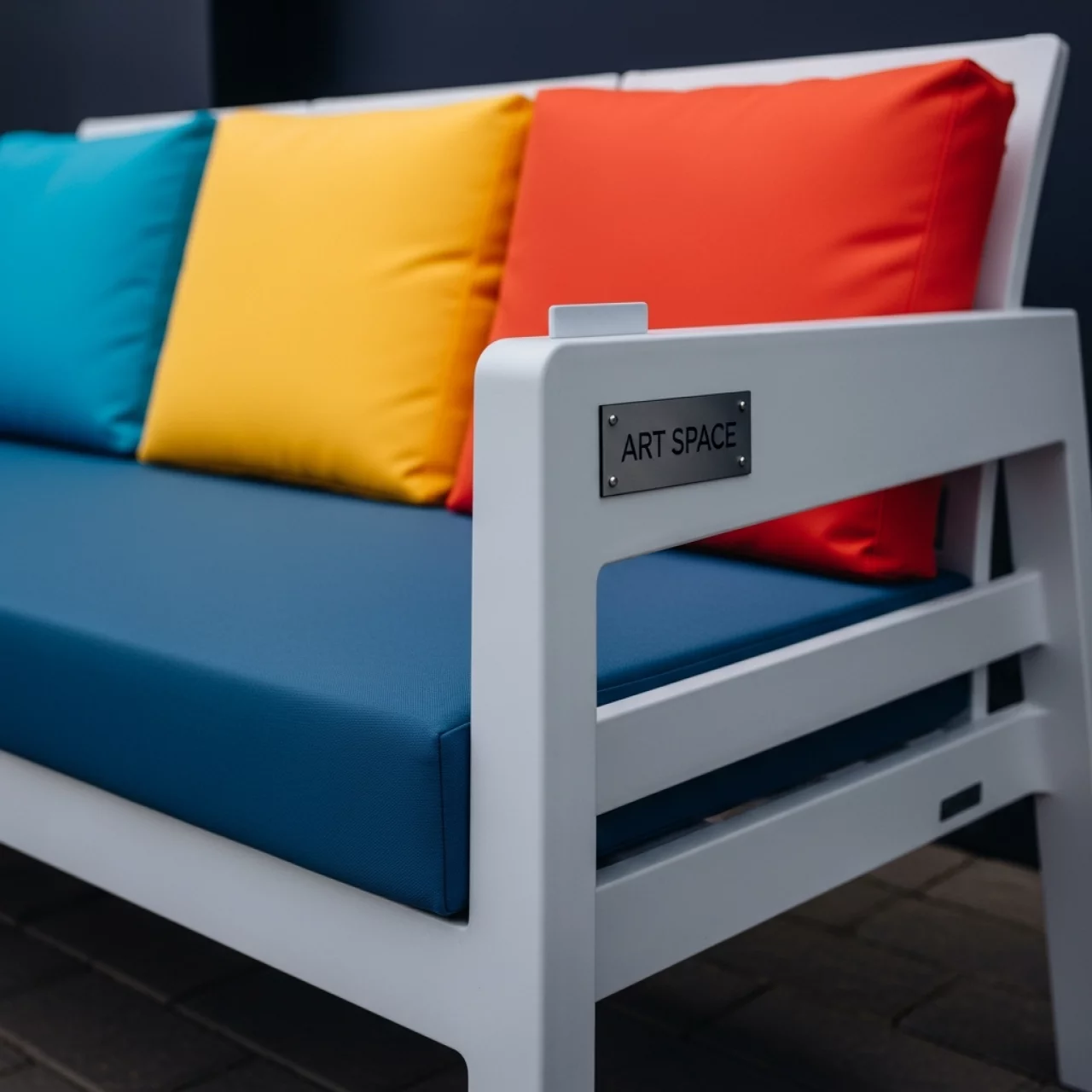 Аренда Диван пластиковый с подушками Maximo 3 в ОКЦ «Галактика» — ART SPACE