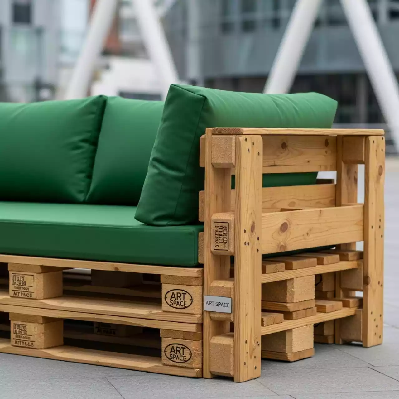 Аренда Диван прямой из паллет зеленый в Omega Sirius — ART SPACE