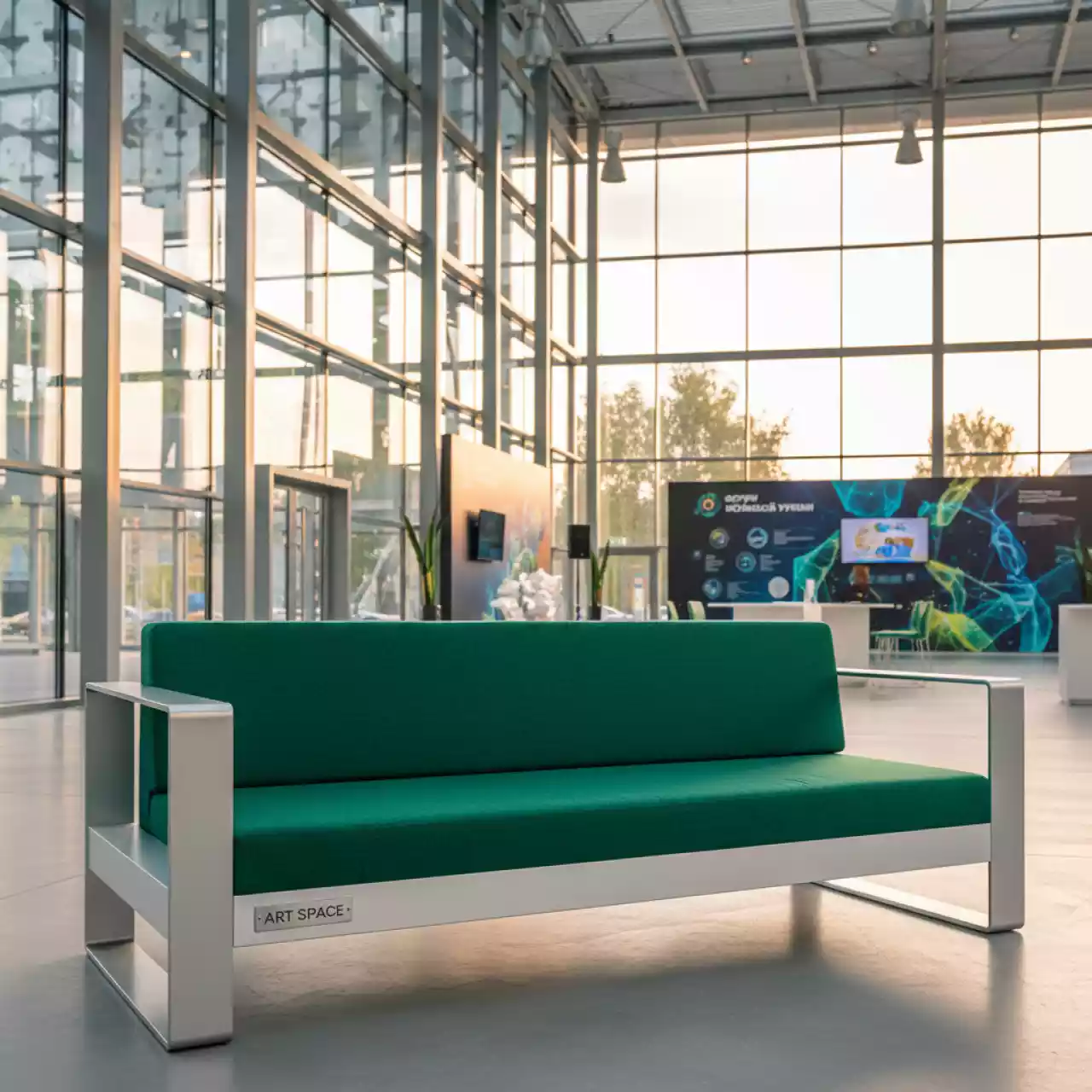 Аренда Диван с зелеными подушками в МФК «Горный» — ART SPACE