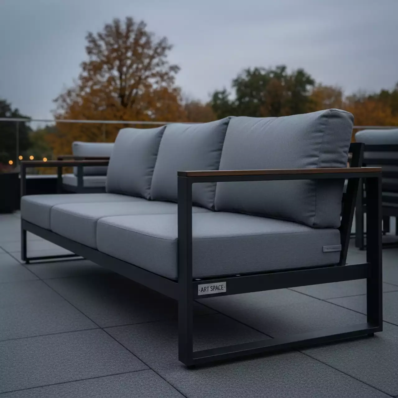 Аренда Диван садовый алюминиевый трехместный открытый без подлокотников Callisto giardino серый антрацит в ресторане «Баран-Рапан» — ART SPACE