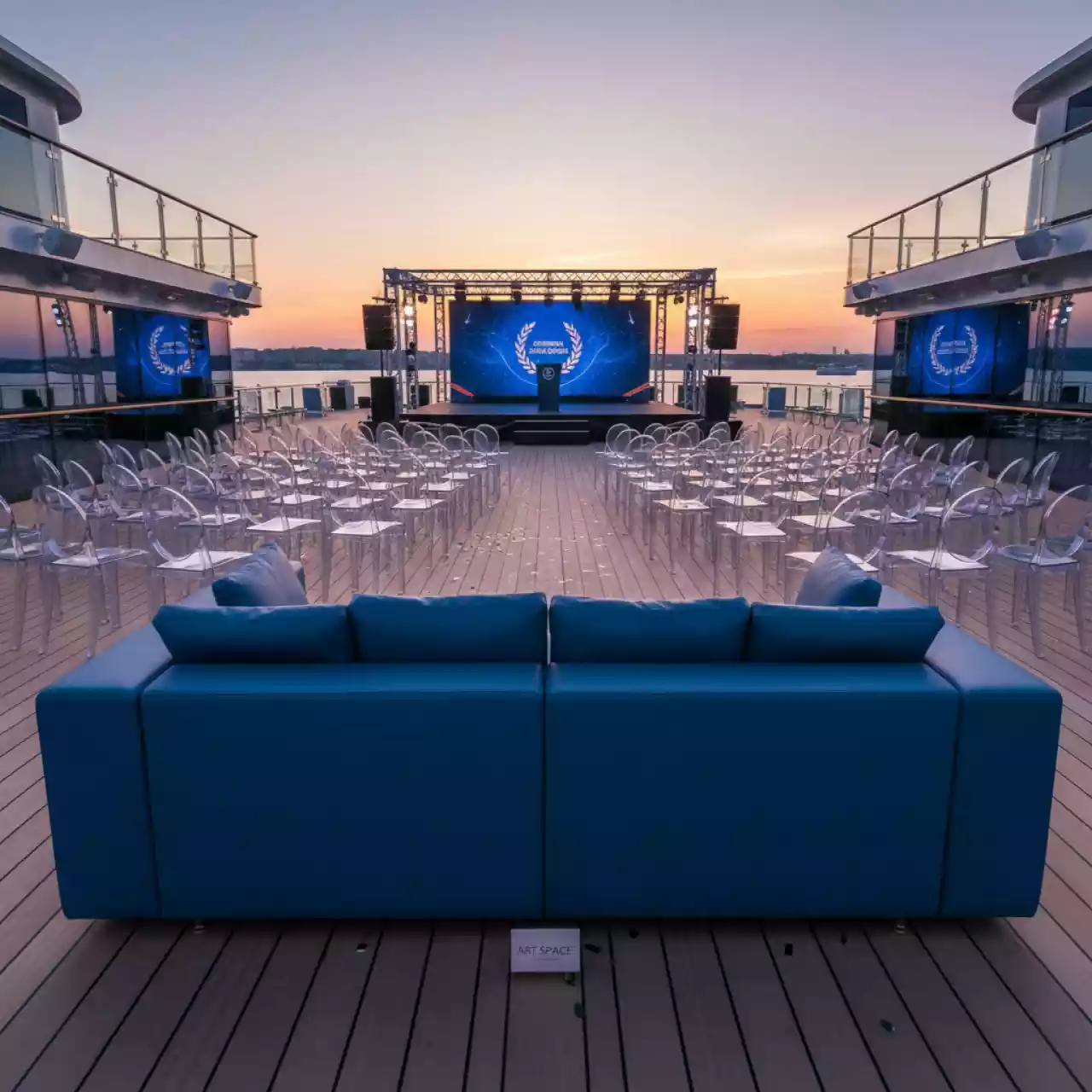 Аренда Диван синий Cube из экокожи на теплоходе «Дагомыс» — ART SPACE