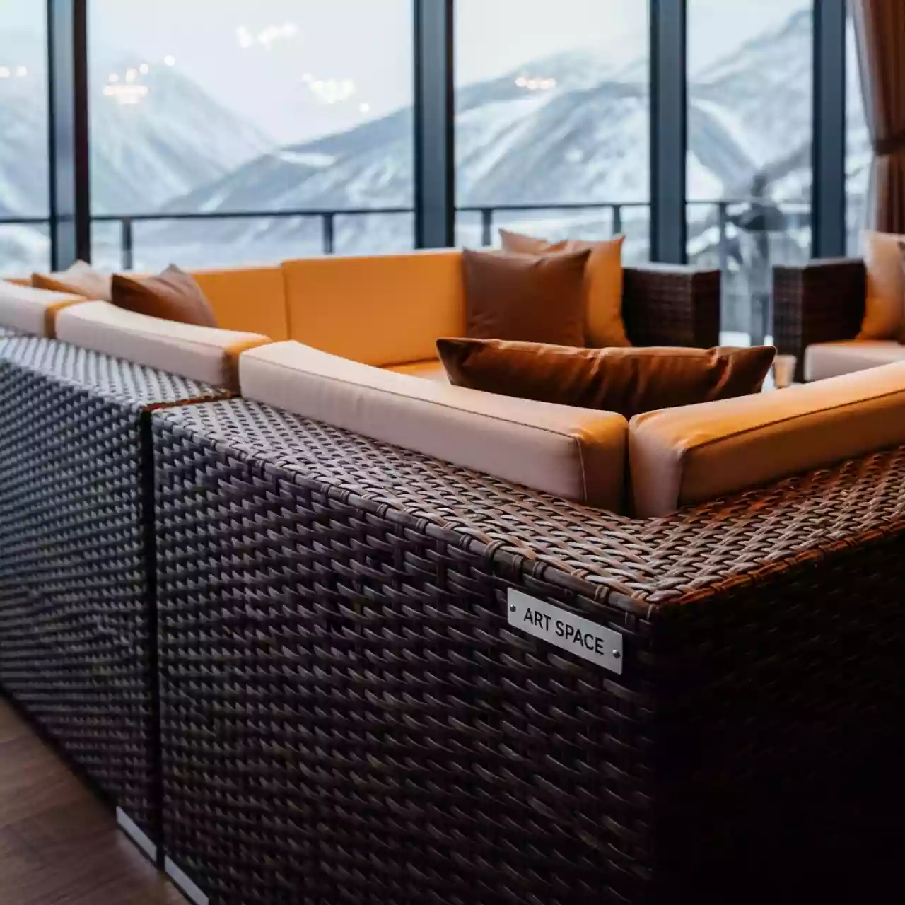 Аренда Диван трансформирующийся Лунго из искусственного ротанга гиацинт коричневый в ресторане «Высота 5642» — ART SPACE