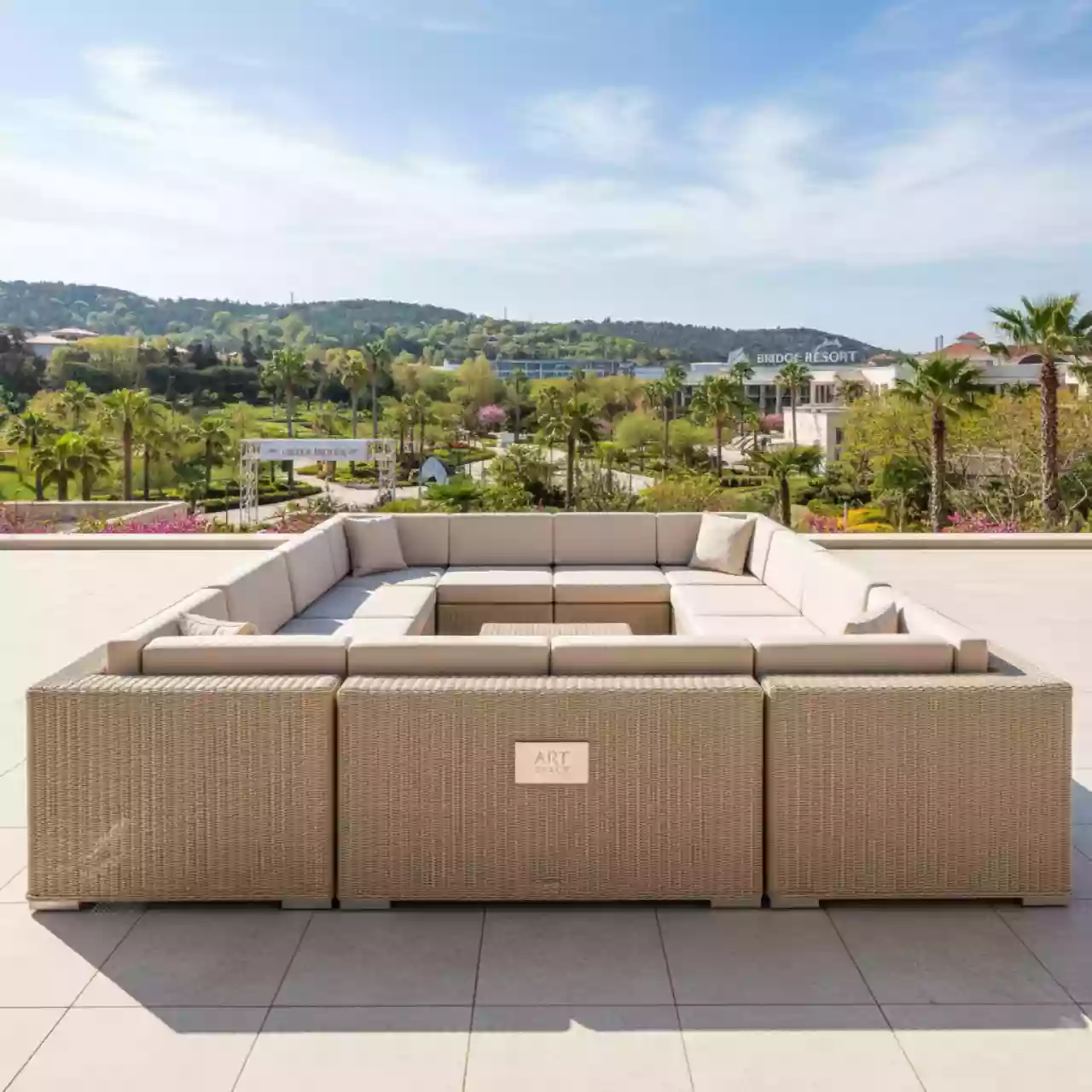 Аренда Диван трансформирующийся Лунго из искусственного ротанга соломенный в Bridge Resort — ART SPACE