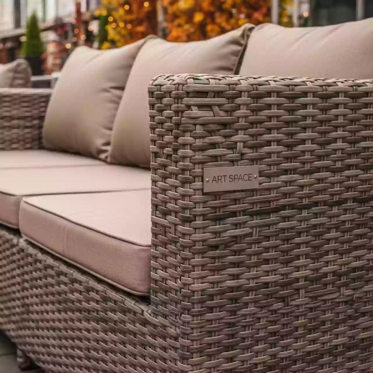Аренда Диван трехместный Bavaria бежево коричневый из искусственного ротанга в ресторане «Brunello» — ART SPACE