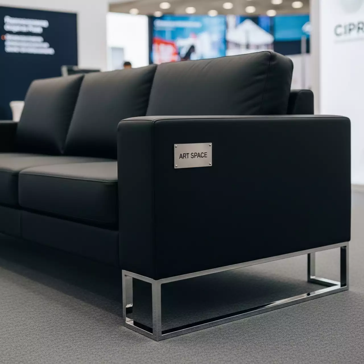 Аренда Диван трехместный черный President black в санатории «Русь» — ART SPACE