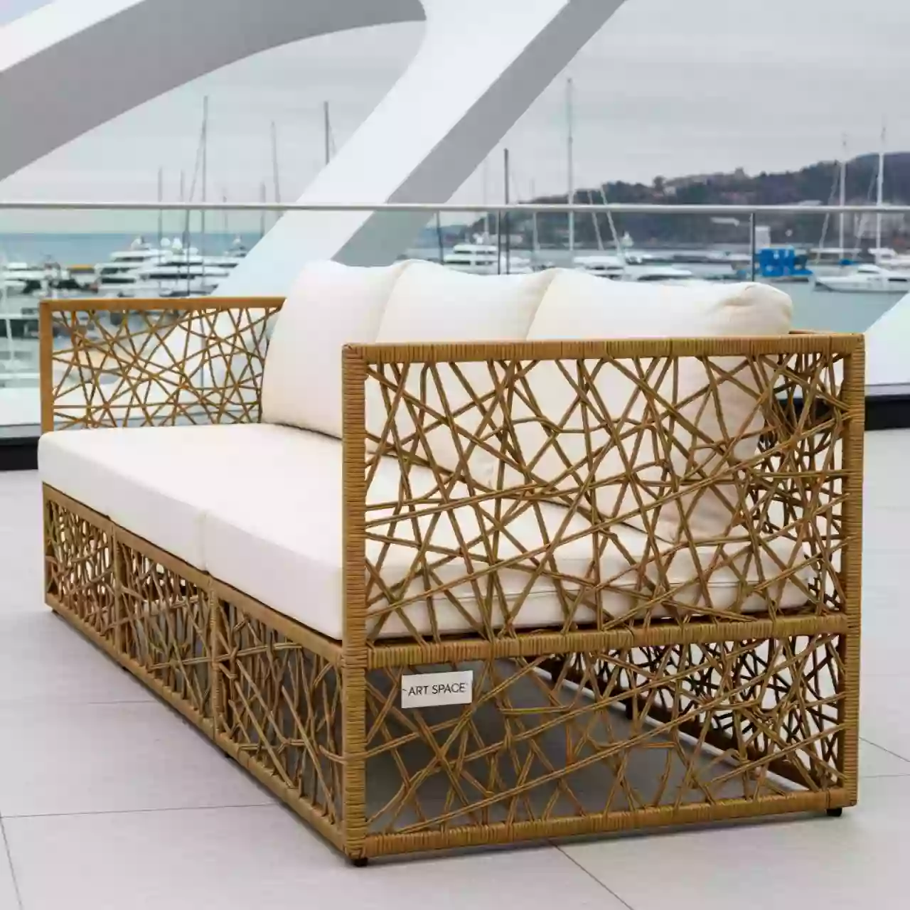 Аренда Диван трехместный из искусственного ротанга соломенный Гляссе на парусной регате (Сочи) — ART SPACE