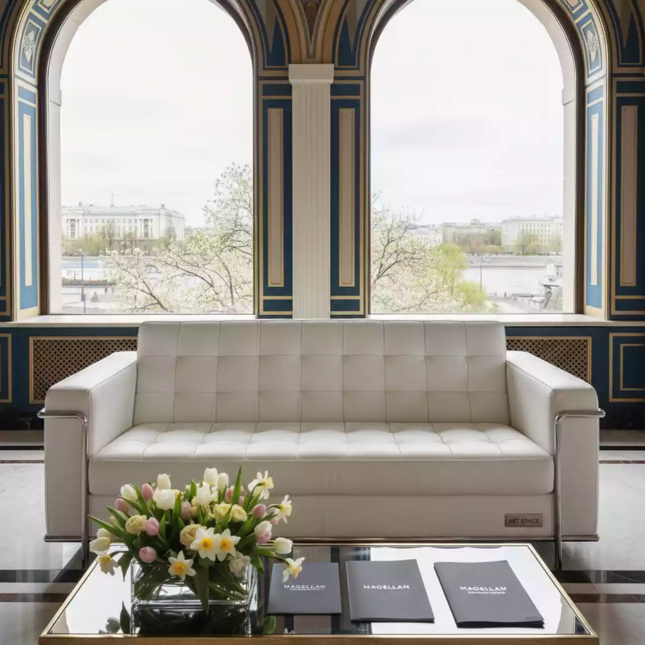 Аренда Диван трехместный Kubus white белый в ресторане «Магеллан» — ART SPACE