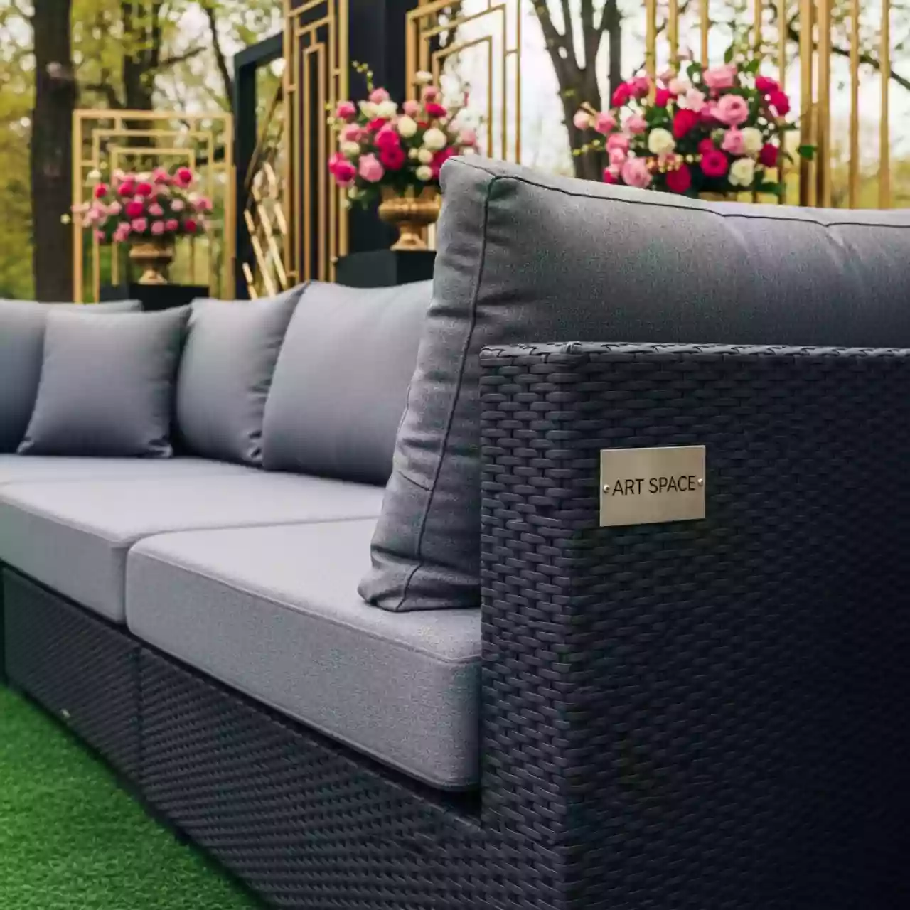 Аренда Диван трехместный пластиковый Mykonos XL с подушками в отеле «Звездный» — ART SPACE