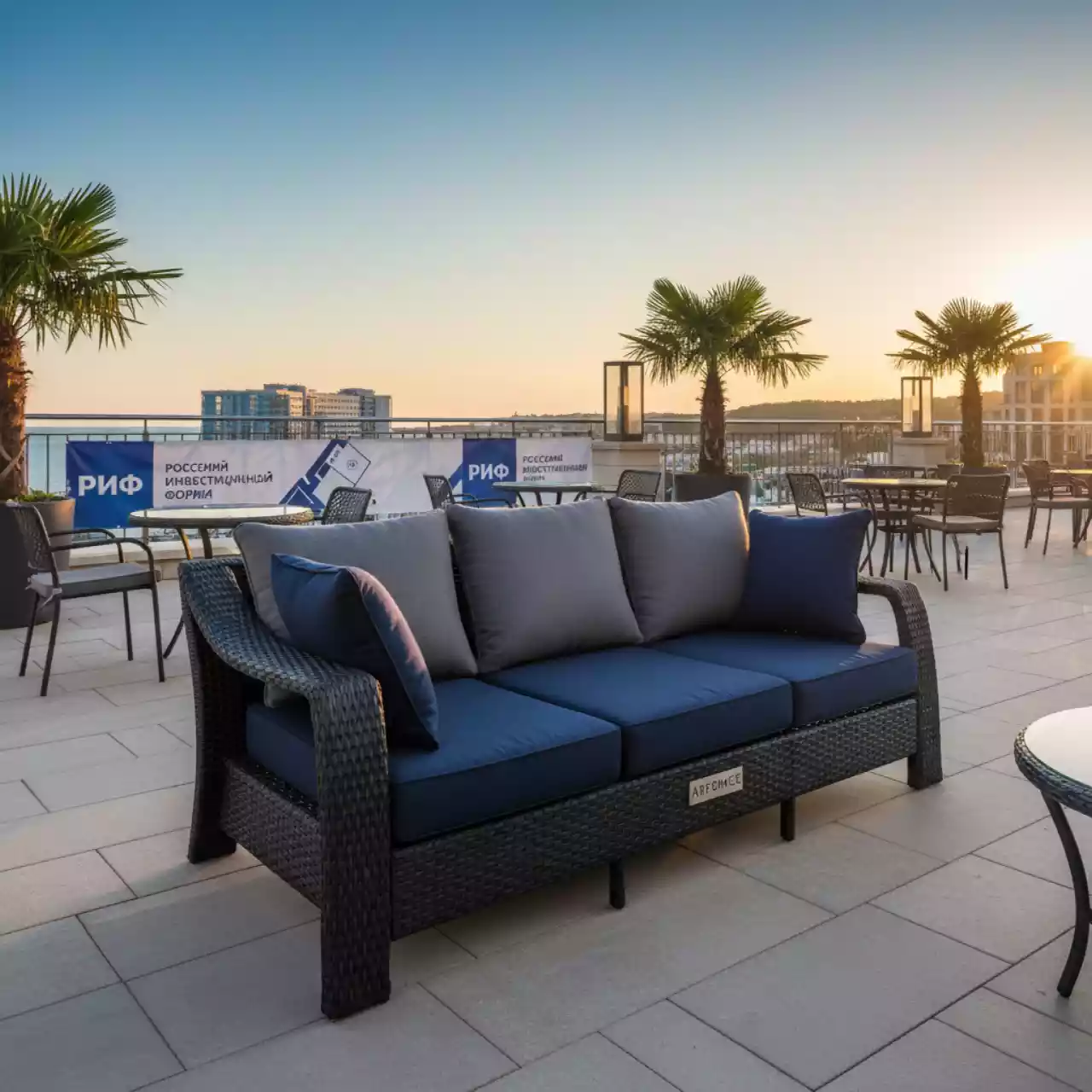 Аренда Диван трехместный плетеный Vino с подушками в отеле «Богатырь» — ART SPACE