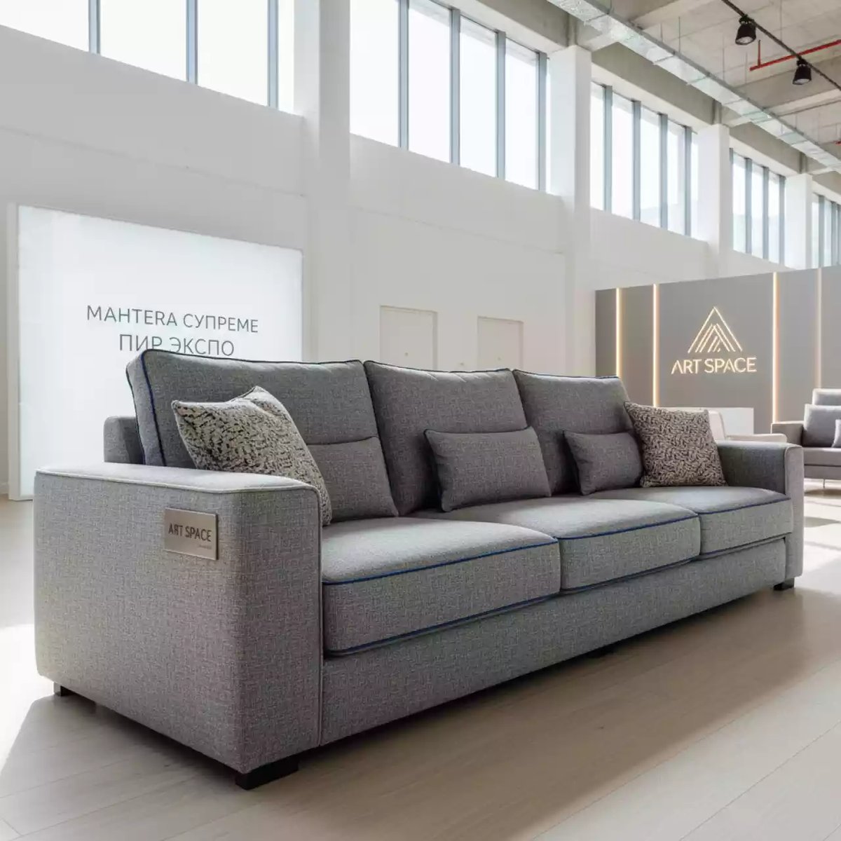 Аренда Диван трехместный с подушками C est La Vie в Mantera Supreme — ART SPACE
