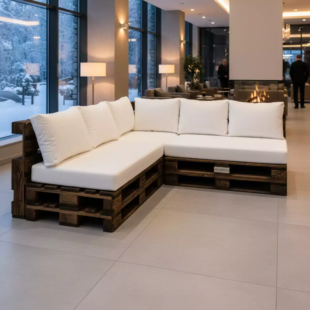 Аренда Диван угловой из обожженных паллет с белой подушкой в санатории «Черноморье» — ART SPACE