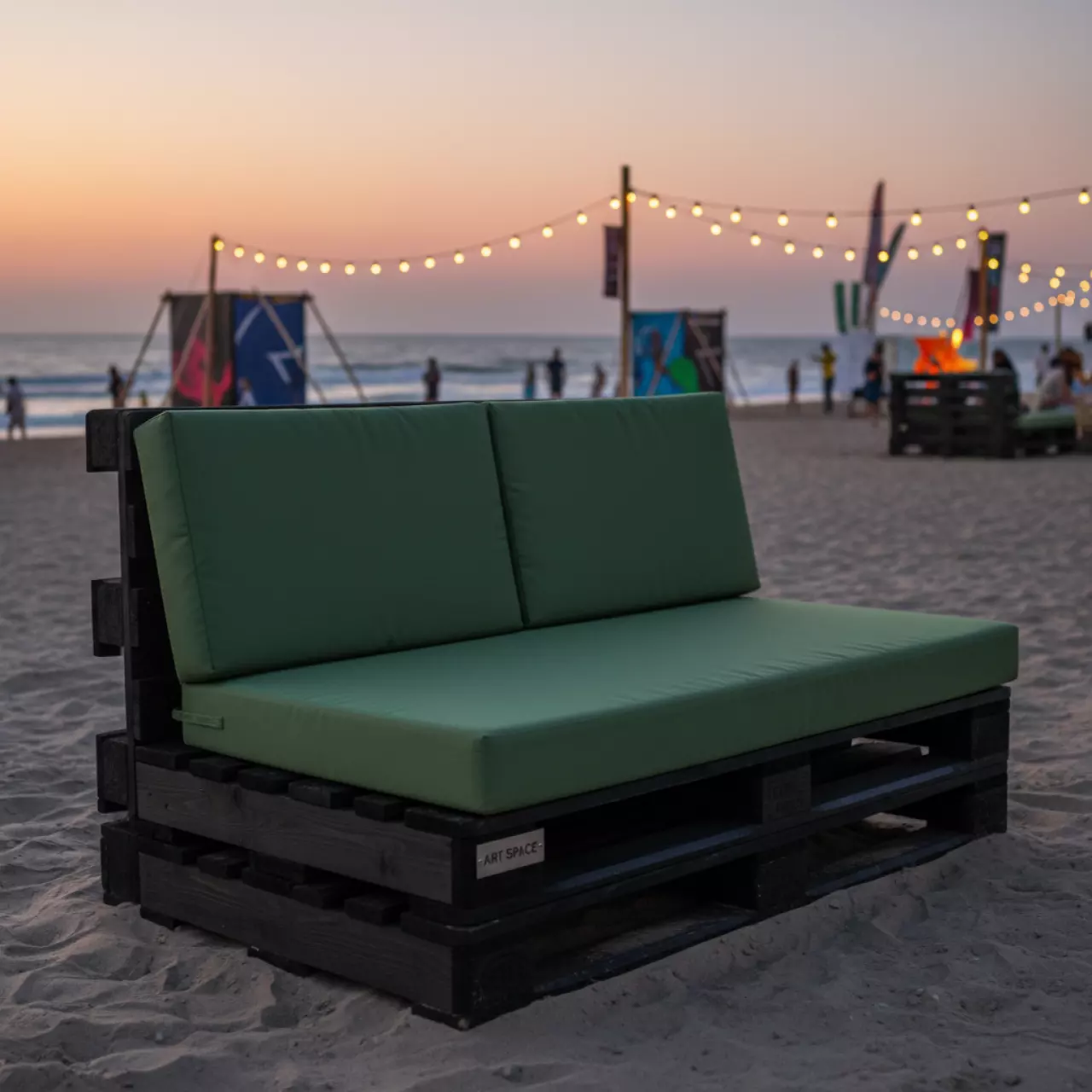 Аренда Диван угловой из обожженных паллет с зеленой подушкой на пляже «Маяк» — ART SPACE