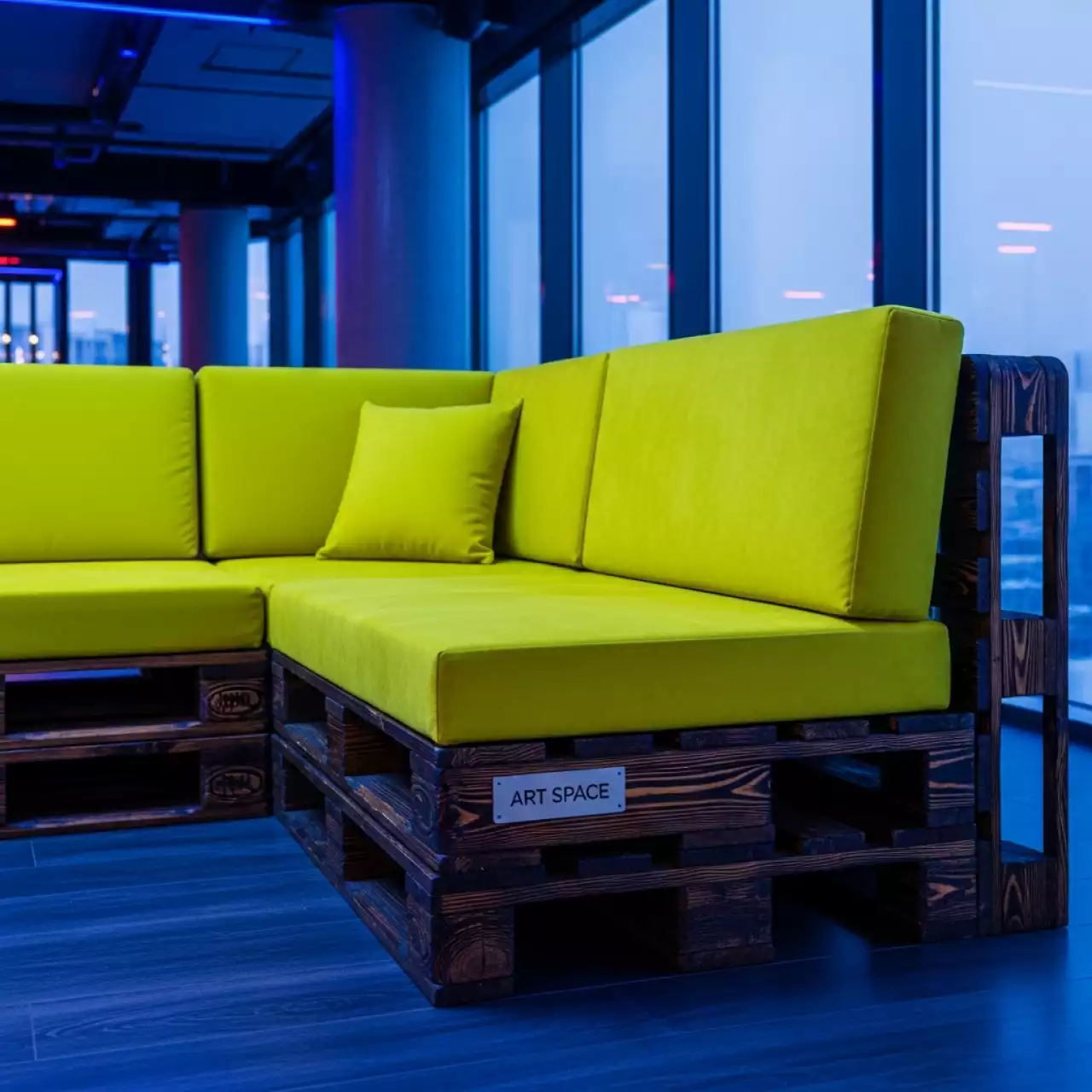 Аренда Диван угловой из обожженных паллет с желтой подушкой в ресторане «Магеллан» — ART SPACE