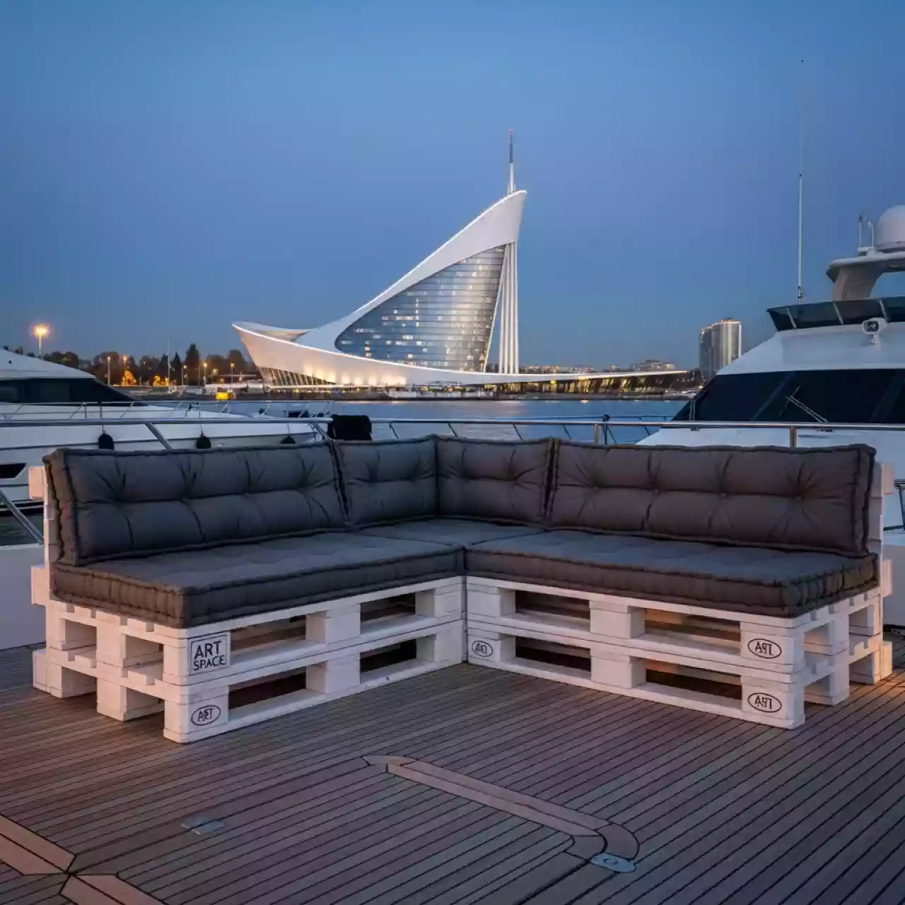Аренда Диван угловой из паллет белый R4E 00025 на VIP-яхте (Имеретинский порт) — ART SPACE