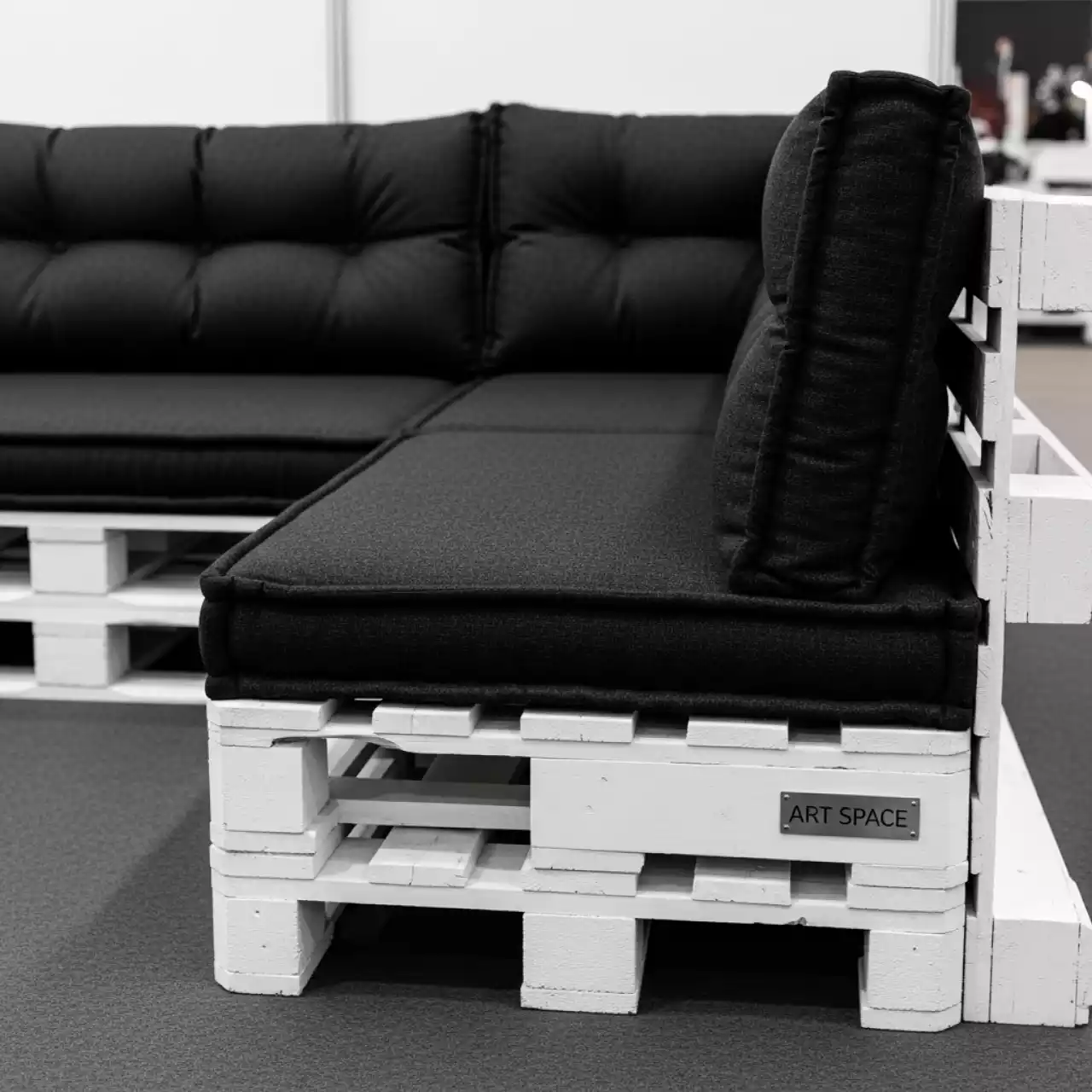 Аренда Диван угловой из паллет White pallet Black в Ледовом дворце «Айсберг» — ART SPACE