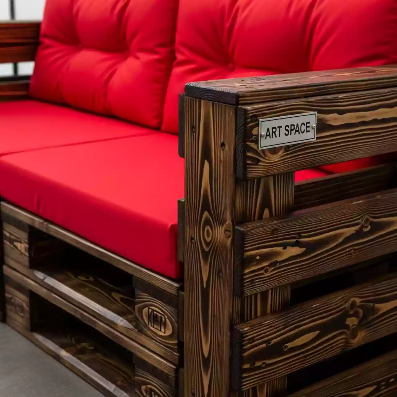 Аренда Диван угловой обожженный из паллет с красными подушками в ресторане «Высота 5642» — ART SPACE