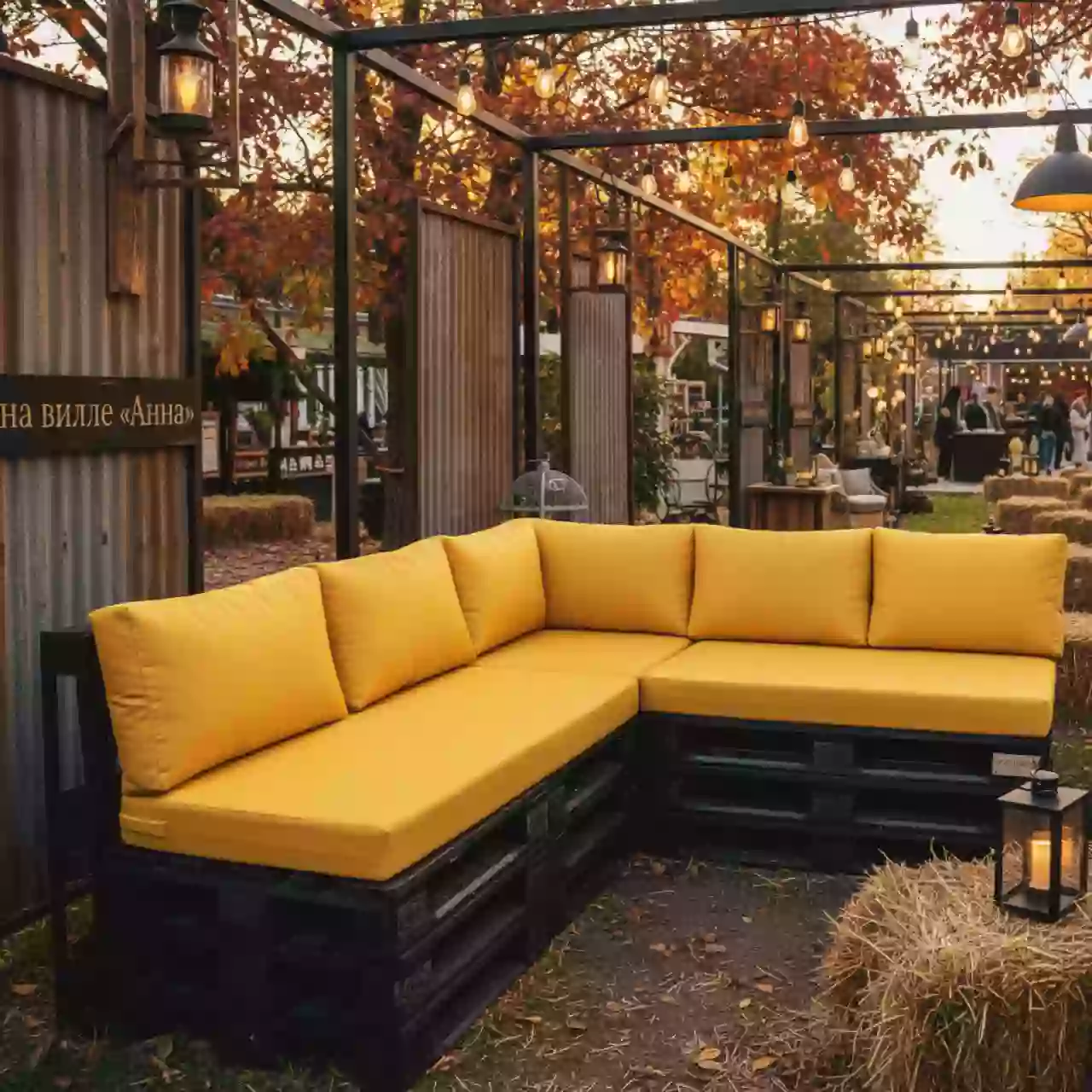 Аренда Диван угловой обожженный из паллет с желтыми подушками на вилле «Анна» — ART SPACE