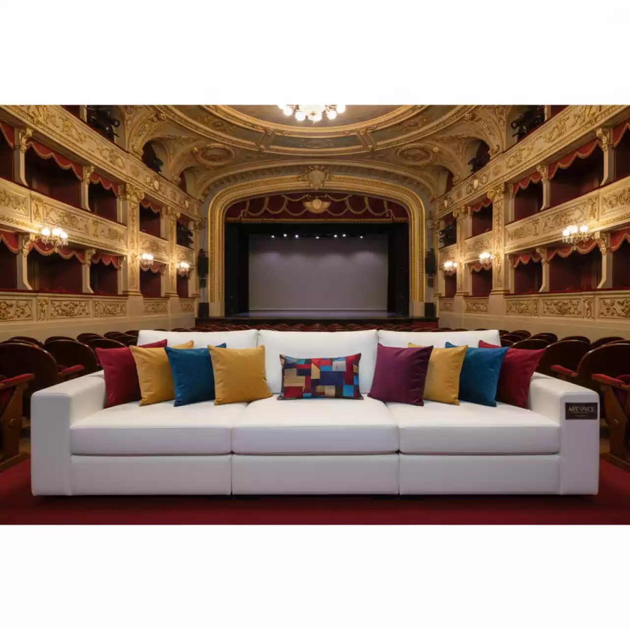Аренда Диван угловой white с цветными подушками в Зимнем театре — ART SPACE