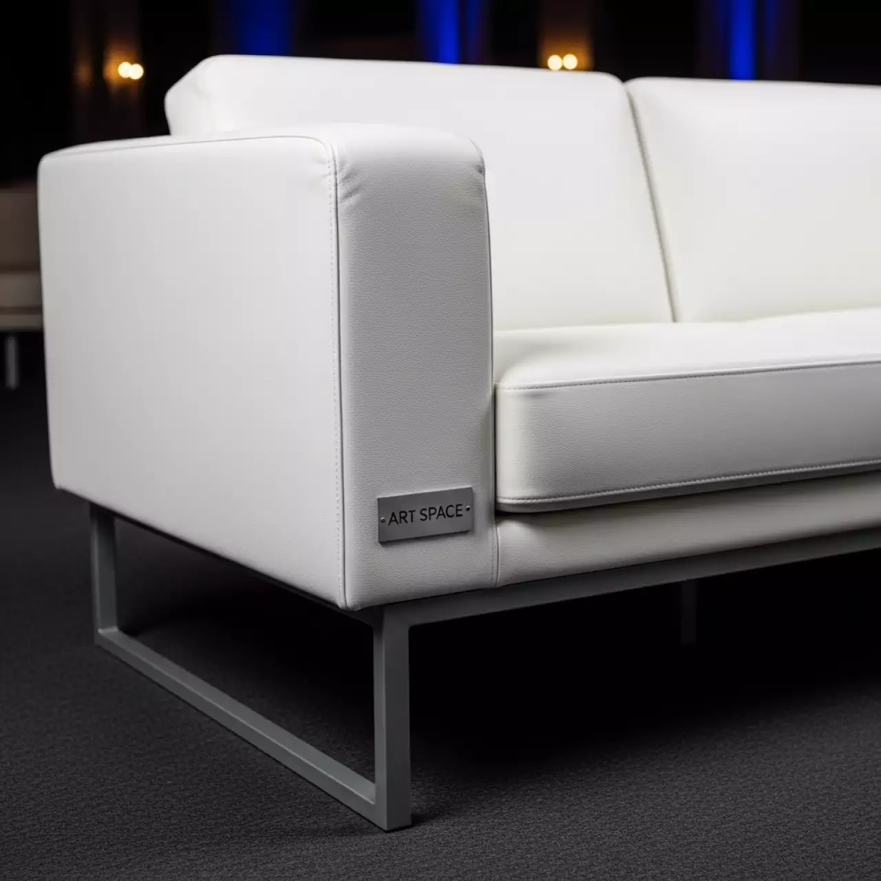 Аренда Диваны двухместные Mendoza из белой экокожи с серым каркасом в Red Arena — ART SPACE