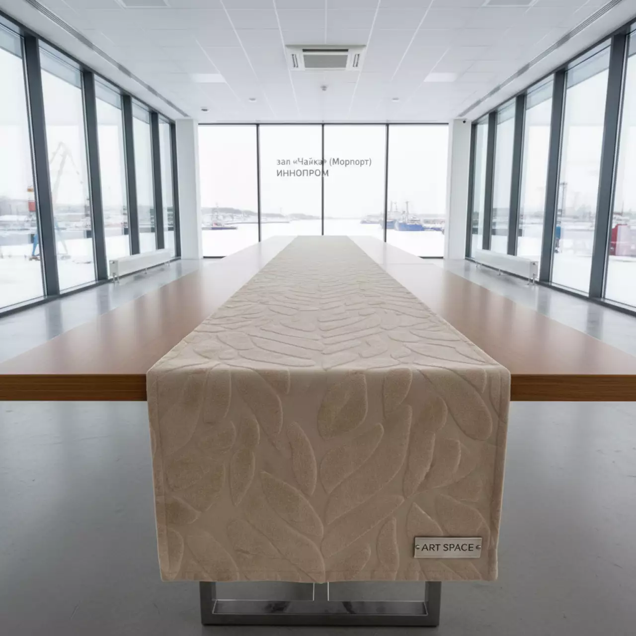Аренда Дорожка бежевый габардин бархатный лепесток 400х900 в зале «Чайка» (Морпорт) — ART SPACE