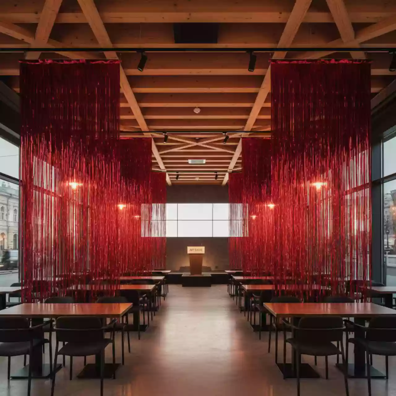 Аренда Дождик новогодний полипропиленовый красный в ресторане «Сыроварня» — ART SPACE