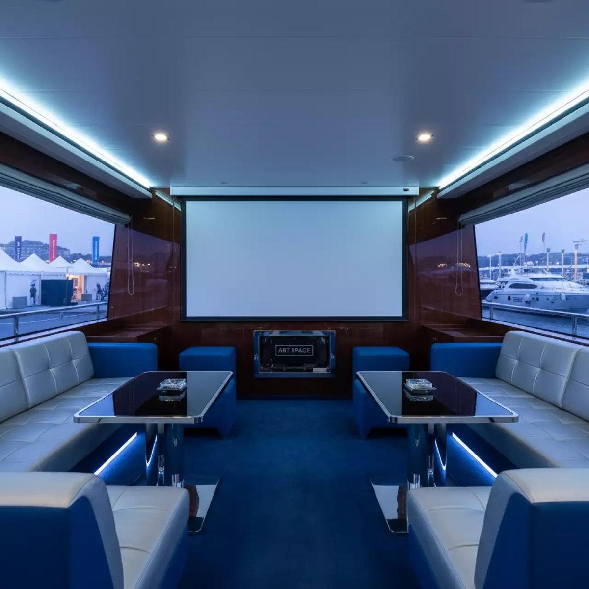 Аренда Экран для проектора с электроприводом Draper Rolleramic NTSC 3 4 450х600 XT1000E MW на VIP-яхте (Имеретинский порт) — ART SPACE