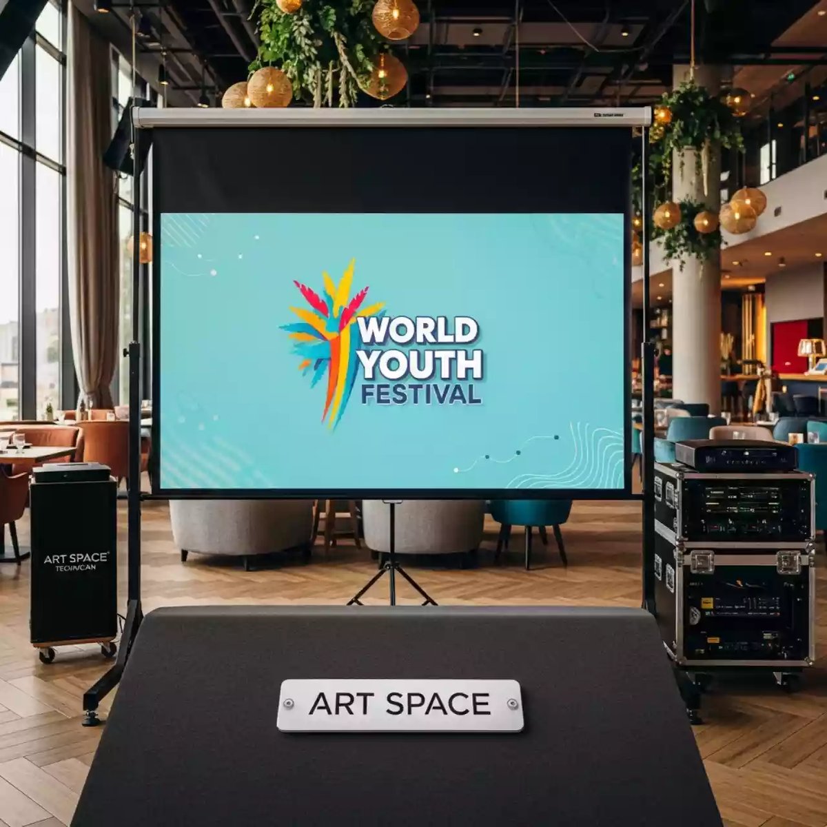 Аренда Экран для проектора с электроприводом Lumien LCTC 100114 16 9 352х198 MW в ресторане «Высота 5642» — ART SPACE