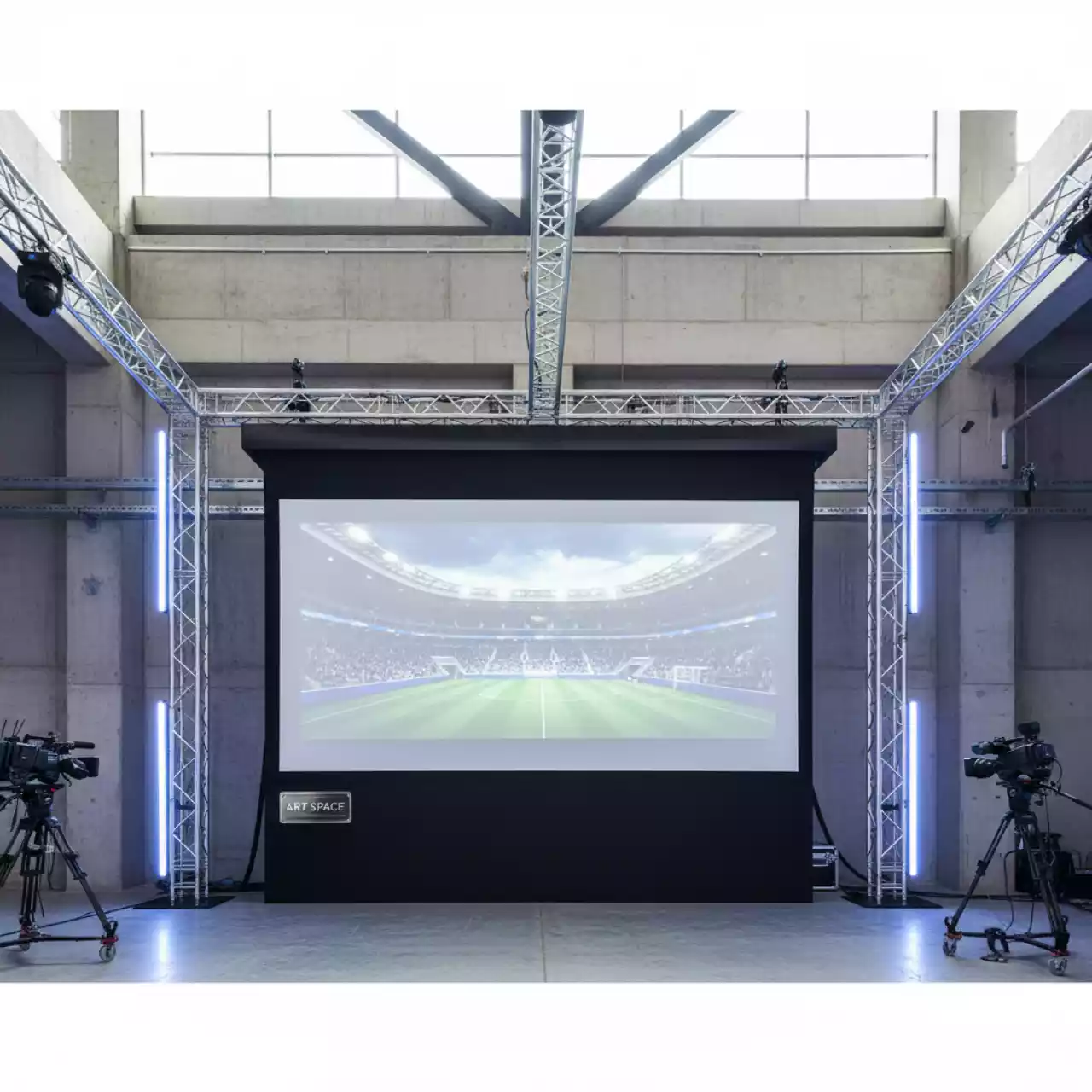 Аренда Экран для проектора с электроприводом Lumien Master Large Control LMLC 100109 16 10 в Сочи Парк Отеле — ART SPACE