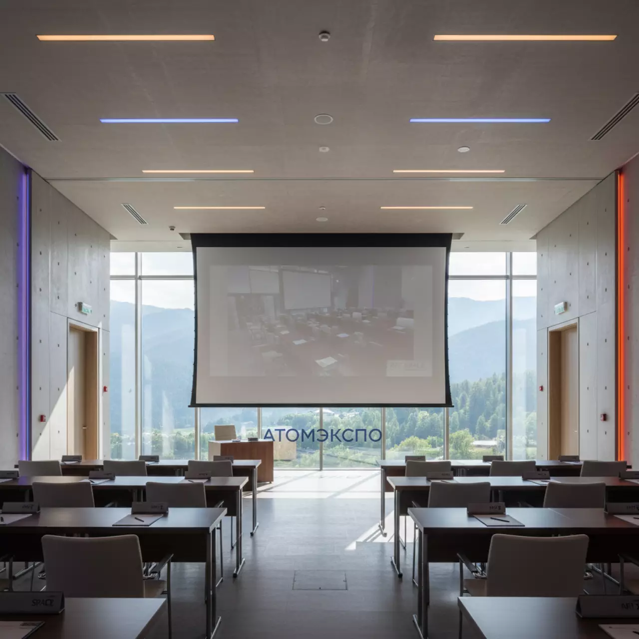 Аренда Экран для проектора с электроприводом Premier Phoenix R 16 9 305х259 в Гранд Отель Поляна — ART SPACE