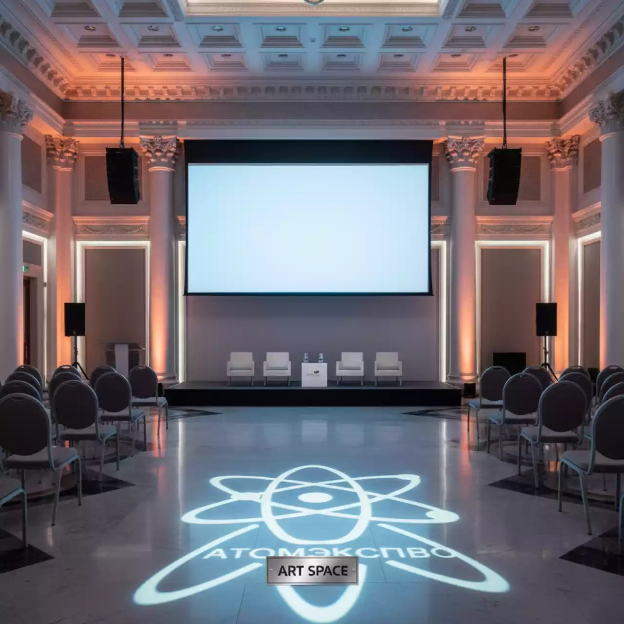 Аренда Экран для проектора с электроприводом Premier Phoenix R 4 3 315x315 мм в Novotel Resort — ART SPACE