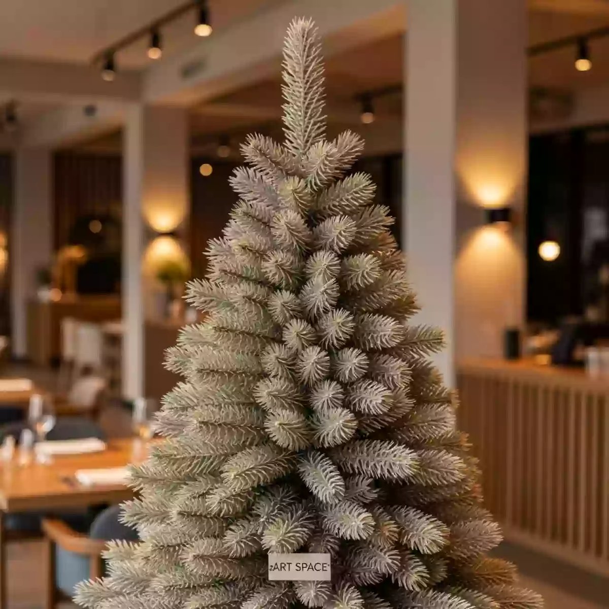 Аренда Ель искусственная барокко светло золотая в ресторане «Сыроварня» — ART SPACE