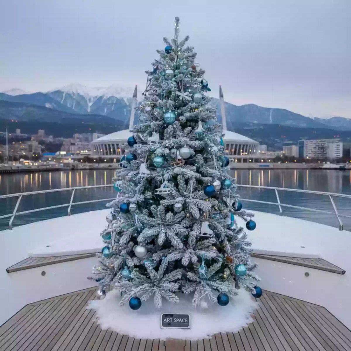 Аренда Ель искусственная заснеженная Тикко на VIP-яхте (Имеретинский порт) — ART SPACE