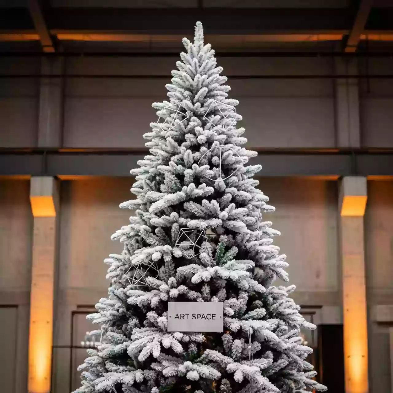 Аренда Ель искусственная заснеженная в Red Arena — ART SPACE