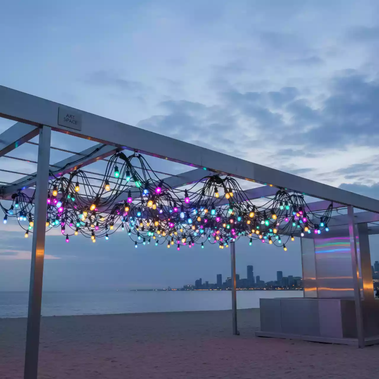 Аренда Электрическая гирлянда Winter Glade мультиколор 370 ламп на пляже «Мандарин» — ART SPACE