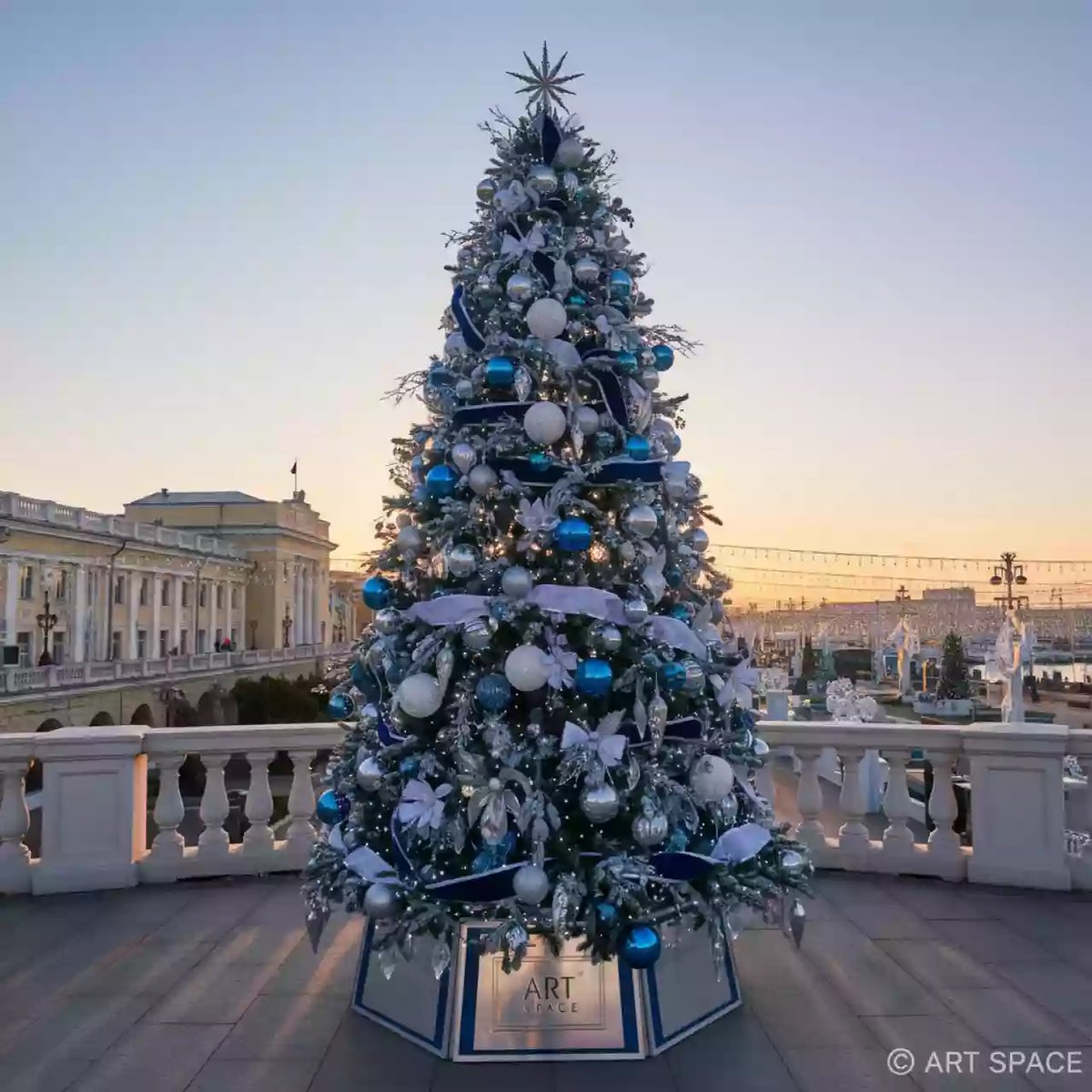 Аренда Елка 300 см наряженная голубо белая на территории Морпорта Сочи — ART SPACE